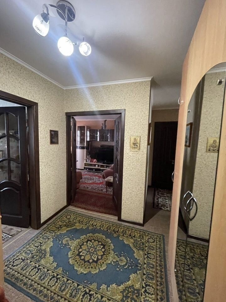 ПРОДАМ ОТЛИЧНУЮ ПРОСТОРНУЮ УЮТНУЮ ТЕПЛУЮ ДВУХКОМНАТНУЮ КВАРТИРУ- УЛУЧШЕНОЙ ПЛПНИРОВКИ !!!
Комнаты расположены на обе стороны дома , лоджия большая застеклена , кухня просторная , большой холл выполняет функцию прихожей и объединяет все комнаты . В квартире сделан косметический ремонт , вся столярка 