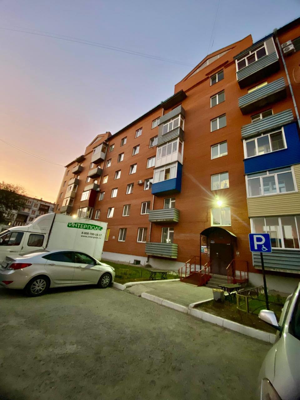 Продам - ОТЛИЧНУЮ , ТЕПЛУЮ , СВЕТЛУЮ , УЮТНУЮ ТРЕХКОМНАТНУЮ КВАРТИРУ УЛУЧШЕНОЙ ПЛАНИРОВКИ !!!
В квартире сделан косметический ремонт , просторный балкон , потолки выровнены и протянуты , пол линолеум ,
стены идеально ровные ( обои ), санузел совмещен .Комнаты изолированные , большой коридор , светла