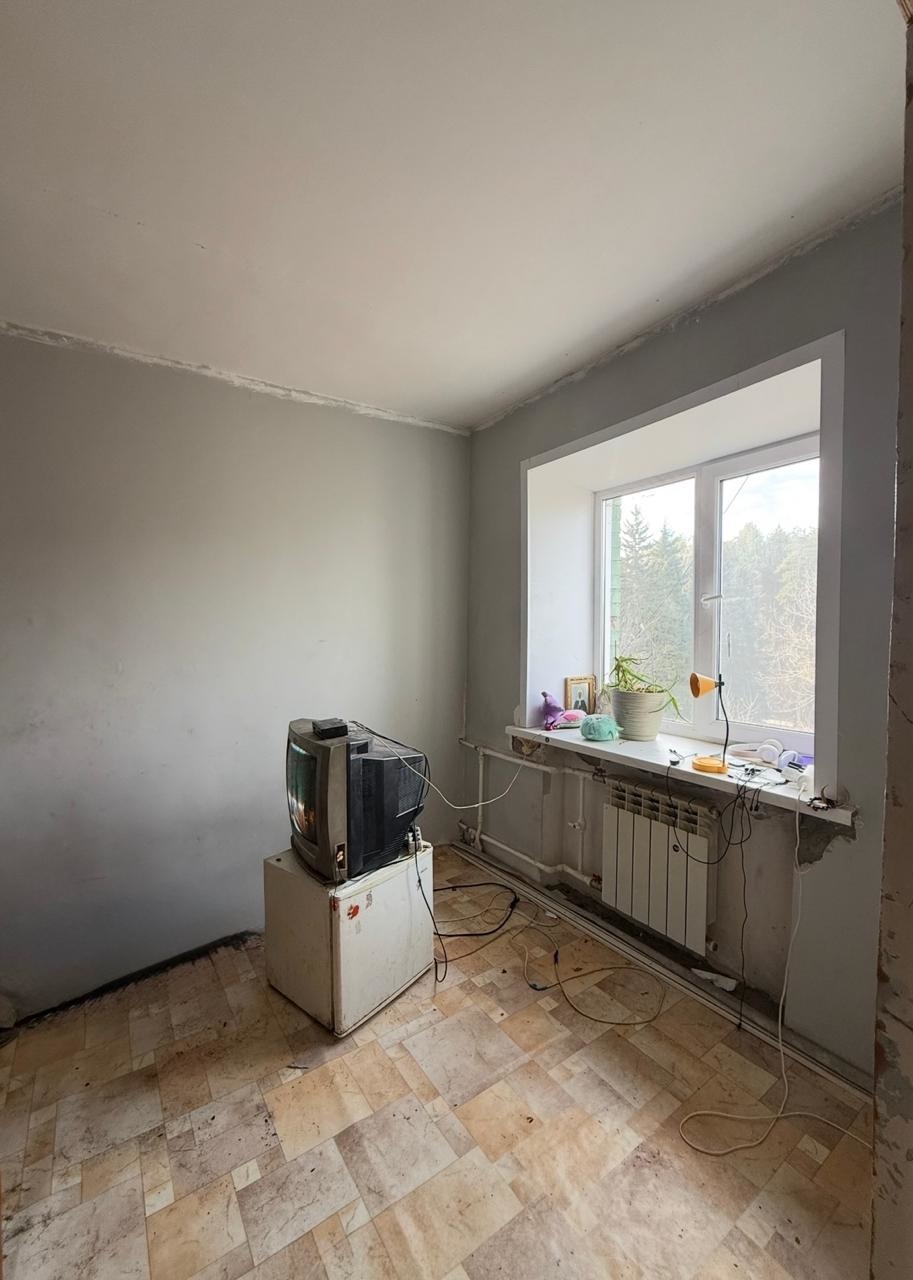 Вашему вниманию представлена 2-х комнатная квартира, в тихом районе нашего города. Дом кирпичный, что является несомненным плюсом! Квартира под ремонт, можно воплотить свои самые смелые идеи. Комнаты смежные. Кухня объеденена с залом. Совмещенный сан узел. Одно пластиковое окно, остальные деревянные