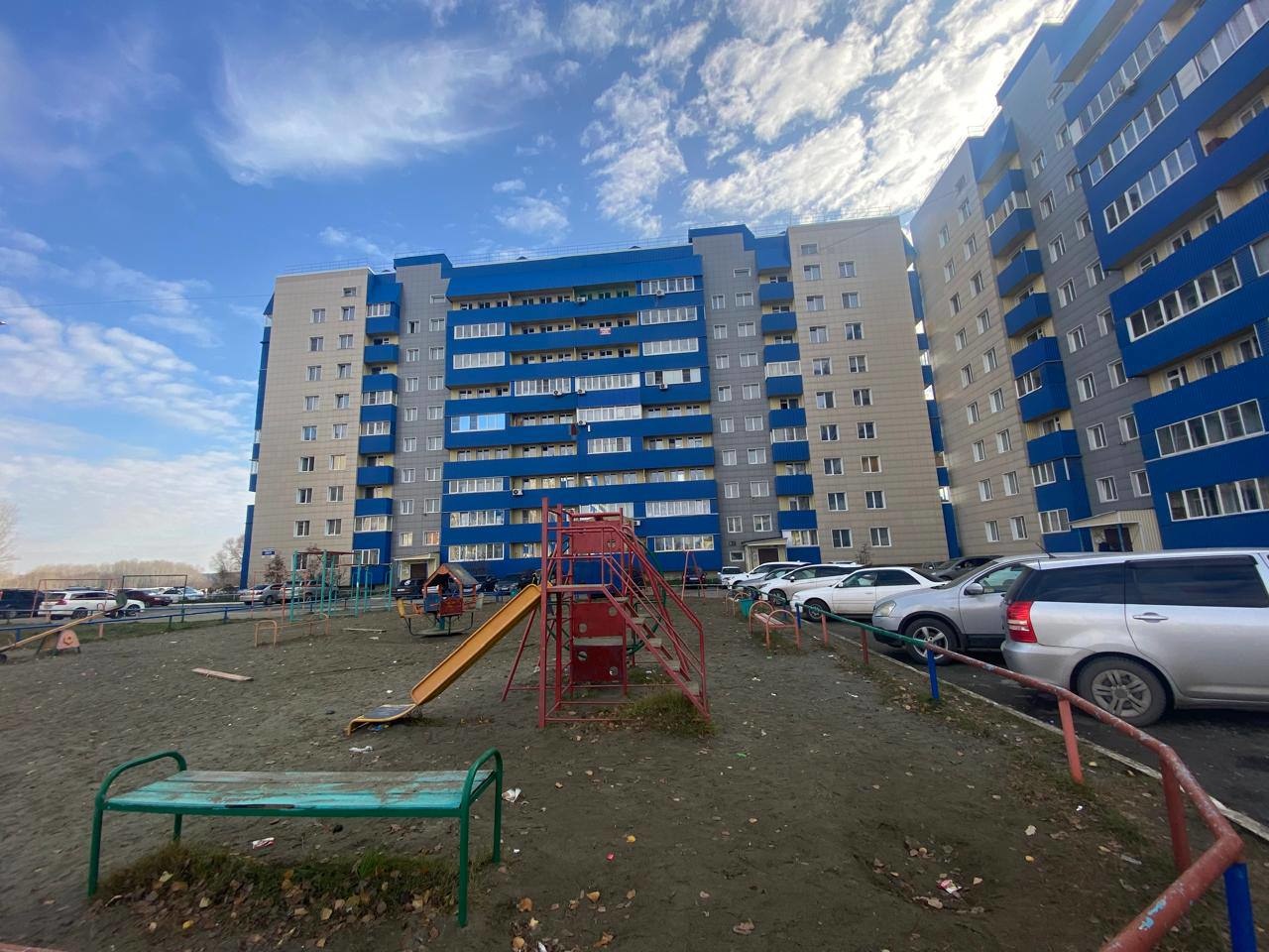 Предлагается к продаже отличная двухкомнатная квартира в самом востребованном районе городе ЗЕЛЕНЫЙ КЛИН !!!
В квартире сделан хороший ремонт из дорогостоящих материалов ( обои , линолеум , натяжные потолки , кафель ..........лоджия застеклена ).
Собственник один , долгов и обременений нет , быстрый