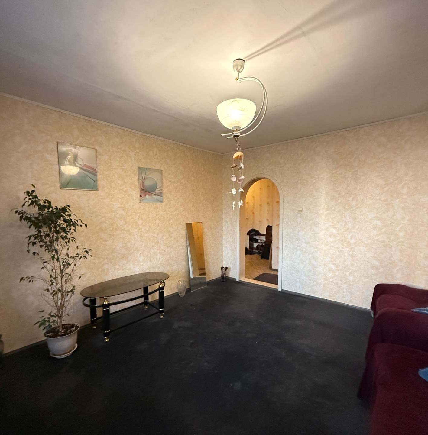 Вашему вниманию представлена 3-х комнатная квартира, в одноподъездном монолитном доме. Для вашего удобства имеется два входа в подъезд, один лестничный, второй с двумя лифтами (пассажирский и грузовой). Все комнаты квартиры изолированные. Раздельный сан узел (ванная комната и туалет полностью в кафе