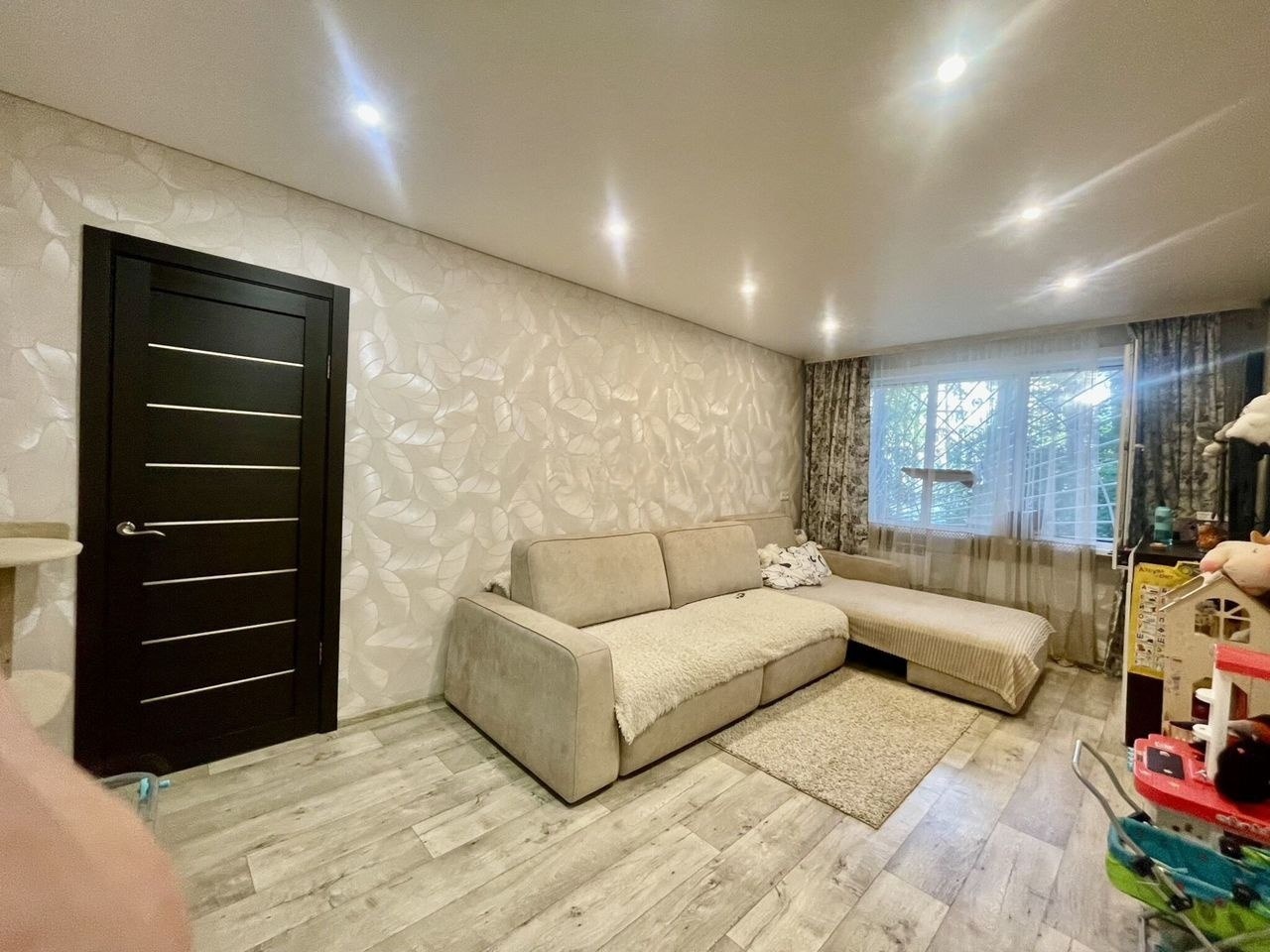 ПРОДАЕТСЯ УЮТНАЯ ДВУХКОМНАТНАЯ КВАРТИРА В ЭКОЛОГИЧНОМ МЕСТЕ ( МОЛОДЕЖКА )!!!
По- мимо развитой инфраструктуры - ЛЕС , РЕКА , ПАРК , что добавляет индивидуальности этому объекту недвижимости !!!
Квартира расположена в пятиэтажном , панельном доме , не угловая ( очень теплая ).
В квартире сделан ремон