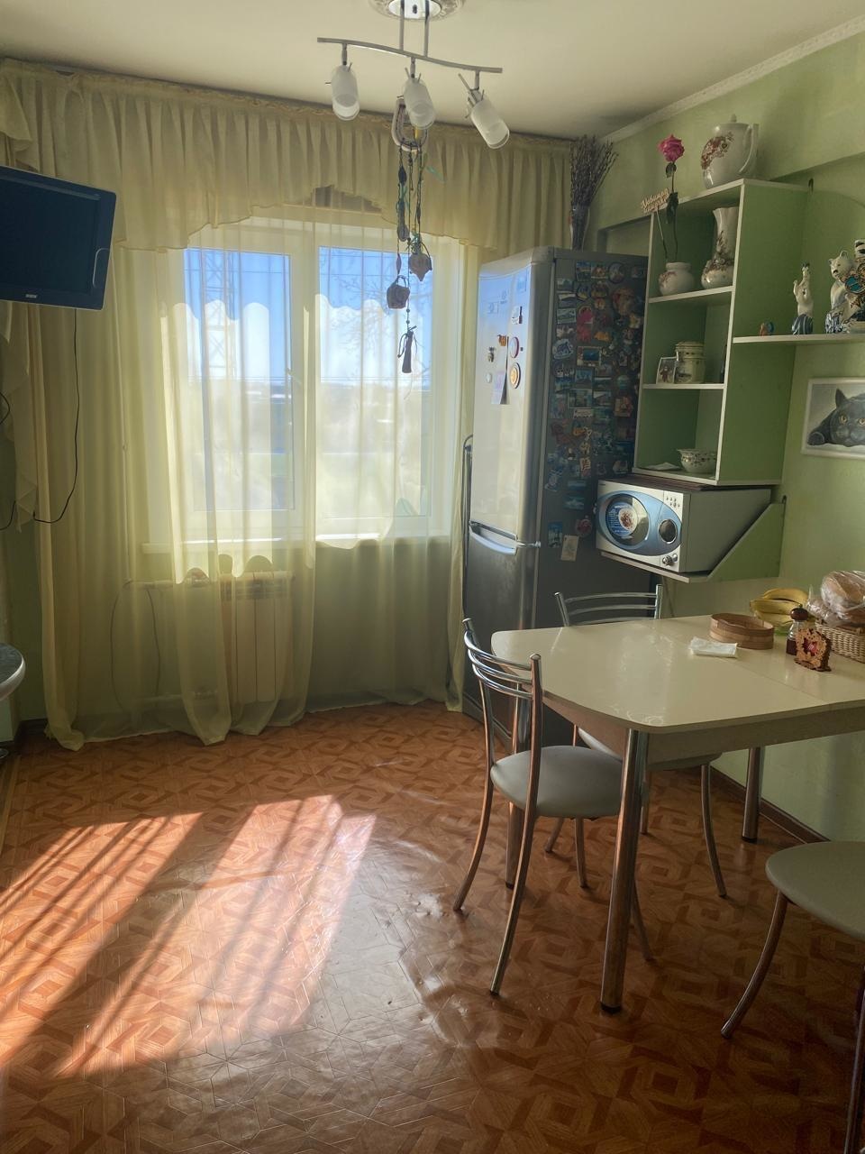 Вашему вниманию представлена светлая, 2-х комнатная квартира, перепланированная из 4-х  комнатной (перепланировка узаконена). Просторная кухня-гостинная и смежные комнаты. В квартире сделал ремонт, вытянуты стены и выровнены потолки, на полу линолеум . Совмещенный сан узел, полностью в кафельной пли