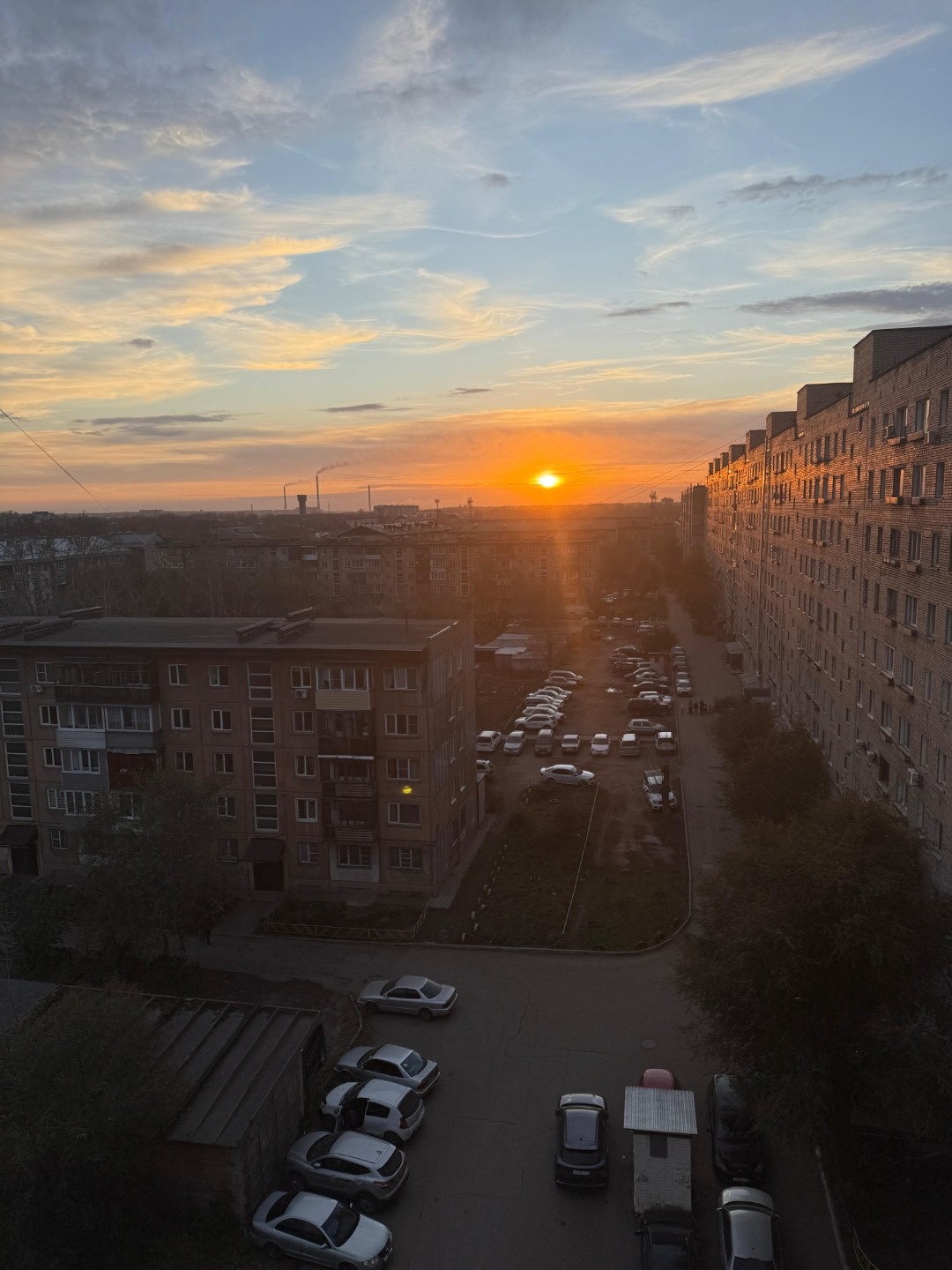 Вашему вниманию представлена 2-х комнатная квартира, в спокойном районе нашего города. Комнаты изолированные. Раздельный сан узел (ванная комната в кафельной плитке, потолок- потолочные панели). Пластиковые окна, алюминиевые радиаторы отопления, с кранами перекрытия. Балкон –лоджия застеклен алюмини