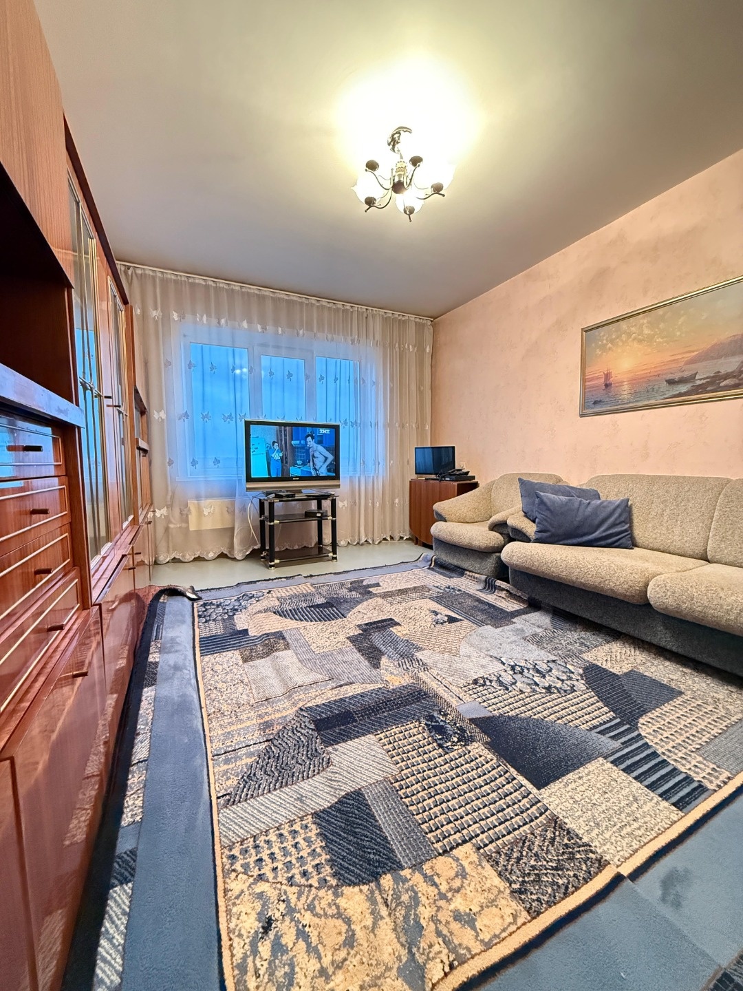 Вашему вниманию представлена теплая, уютная 3-х комнатная квартира. Комнаты изолированные. Раздельный сан узел ( стены и пол в кафельной плитке). В ванной комнате установлен поддон для душа, но ещё имеется ванна, при желании можно установить её. Пластиковые окна, чугунные радиаторы отопления. Устано