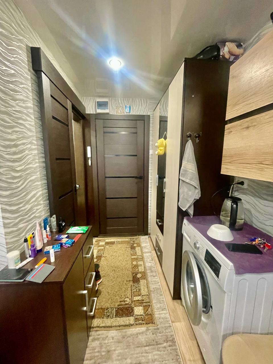 ПРОДАМ ОТЛИЧНЫЙ БЮДЖЕТНЫЙ ВАРИАНТ ( КВАРТИРА СТУДИЯ )!!!
В квартире сделан хороший ремонт ( окно пластик трехстворчатое , радиаторы новые , сантехника новая , пол линолеум - туалет и ванная своя ).
Соседи порядочные , подъезд чистый , придомовая территория ухоженная - ЗАЕЗЖАЙ И ЖИВИ !!!
В шаговой до