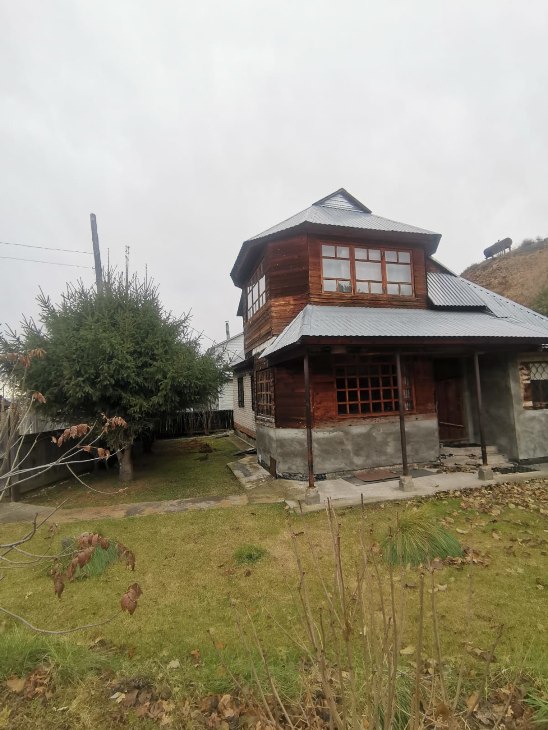 Продается дачный участок с домом в отличном месте!
Земельный участок 10 соток, ровный и ухоженный, расположен на возвышенности, что исключает подтопление. Участок окружён фруктово-ягодными насаждениями, создающими уют и атмосферу отдыха.
На участке стоит просторный двухэтажный дачный дом площадью 30