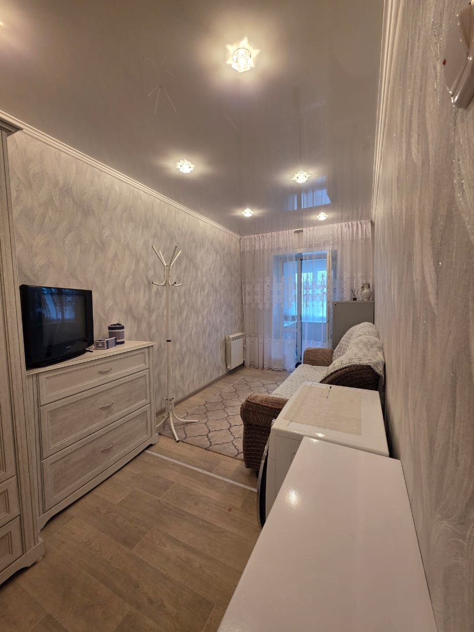 Предлагаем вашему вниманию возможность приобрести трехкомнатную квартиру по адресу Репина 11/1. Квартира расположена на первом этаже четырехэтажного кирпичного дома 1988 года постройки. 
Квартира ухоженная, теплая, свежий косметический ремонт. 
Отличное техническое состояние квартиры позволяет сразу