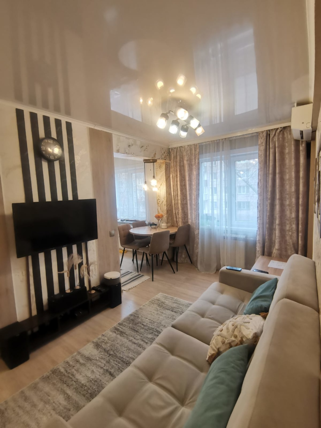 ВНИМАНИЕ! Квартира в продаже, не на задатке, Звоните!
Продам уютную четырёхкомнатную квартиру площадью 59 кв. м в экологически чистом тихом и уютном районе нашего города. В квартире три изолированные спальни и большая просторная кухня-гостиная. Угловая (но очень тёплая, свои плюсы, нет соседей с одн