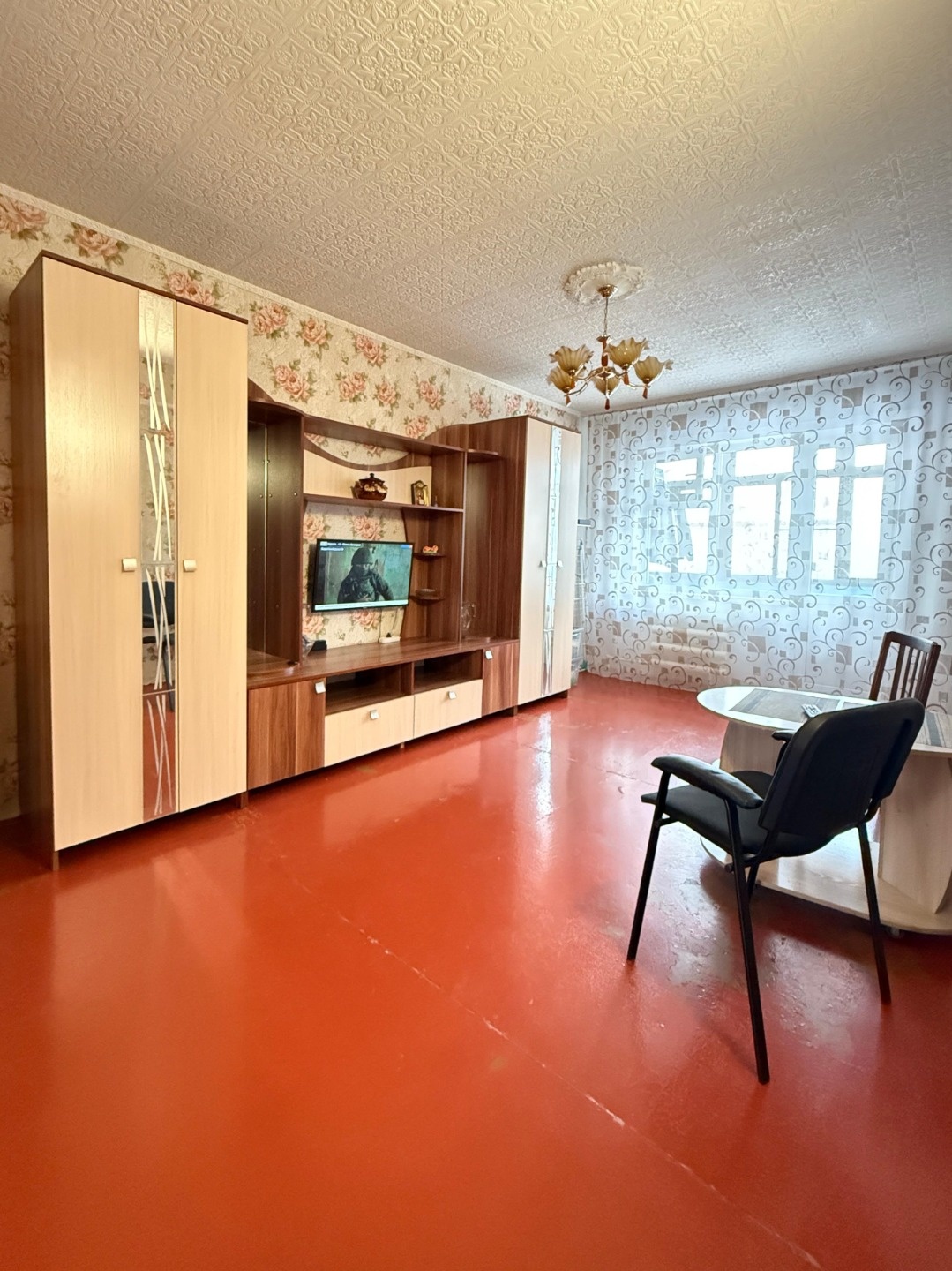 Вашему вниманию представлена уютная, 3-х комнатная квартира, в спокойном районе нашего города. Комнаты смежно-изолированные. Раздельный сан узел (стены и пол в кафельной плитке). Установлены счётчики горячей/холодной воды. Пластиковые окна во всех комнатах, балкон застеклен деревом. На потолках квар