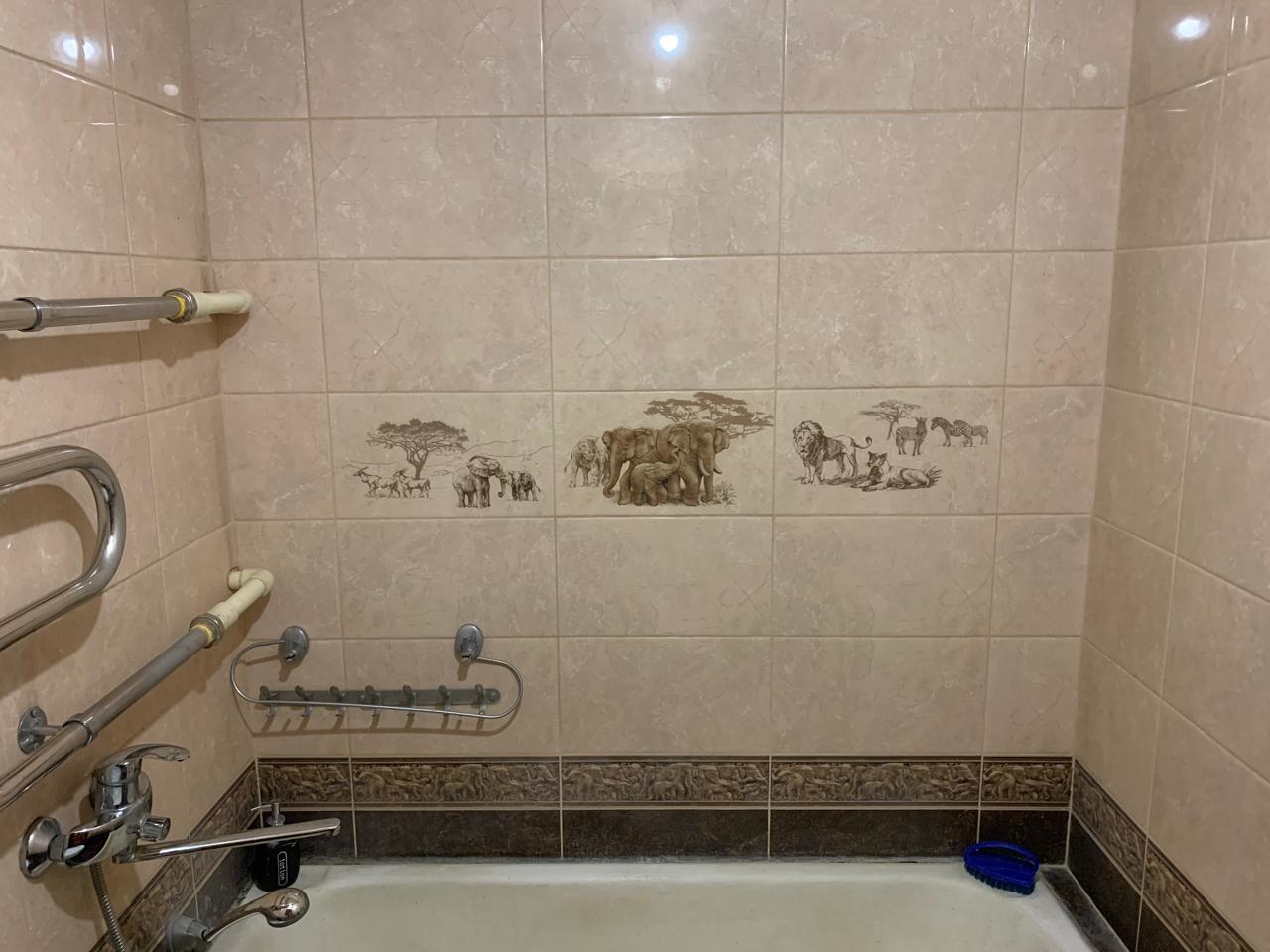 Продается 2 квартира на первом этаже пятиэтажного кирпичного дома оснащенного электроплитами.
Квартира со средним техническим состоянием. Установлены пластиковые стеклопакеты, межкомнатные двери из массива дерева, ванна в кафеле, пол- линолеум. Балкон застеклен. Раздельный санузел.
Окна квартиры вых