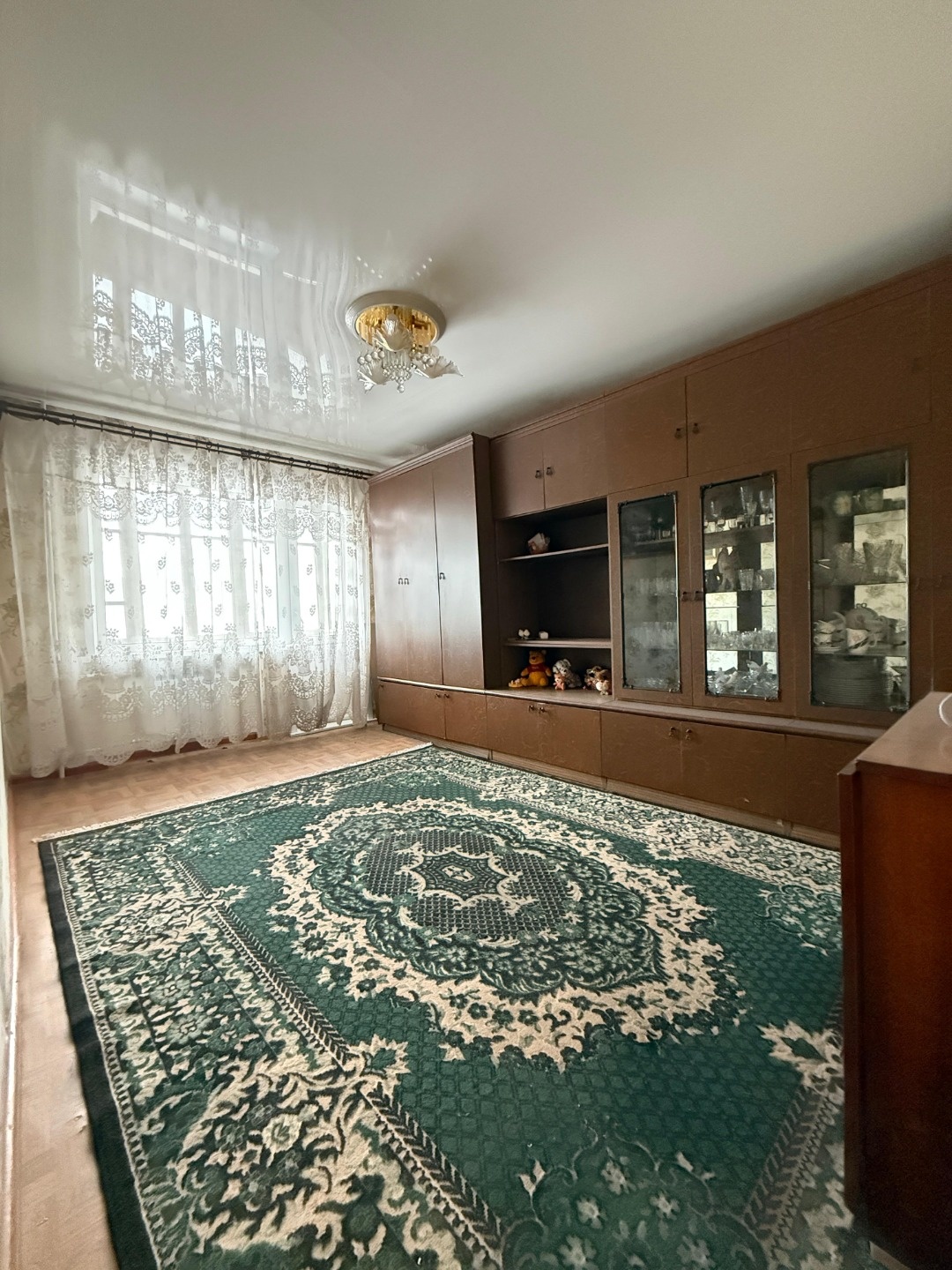 Вашему вниманию представлена уютная, 3-х комнатная квартира, в хорошем районе нашего города. Все комнаты изолированные. Совмещенный сан узел. Установлены счётчики горячей/холодной воды и счетчик газа.  Пластиковые окна, алюминиевые радиаторы отопления, с кранами перекрытия. Квартира очень теплая! В 