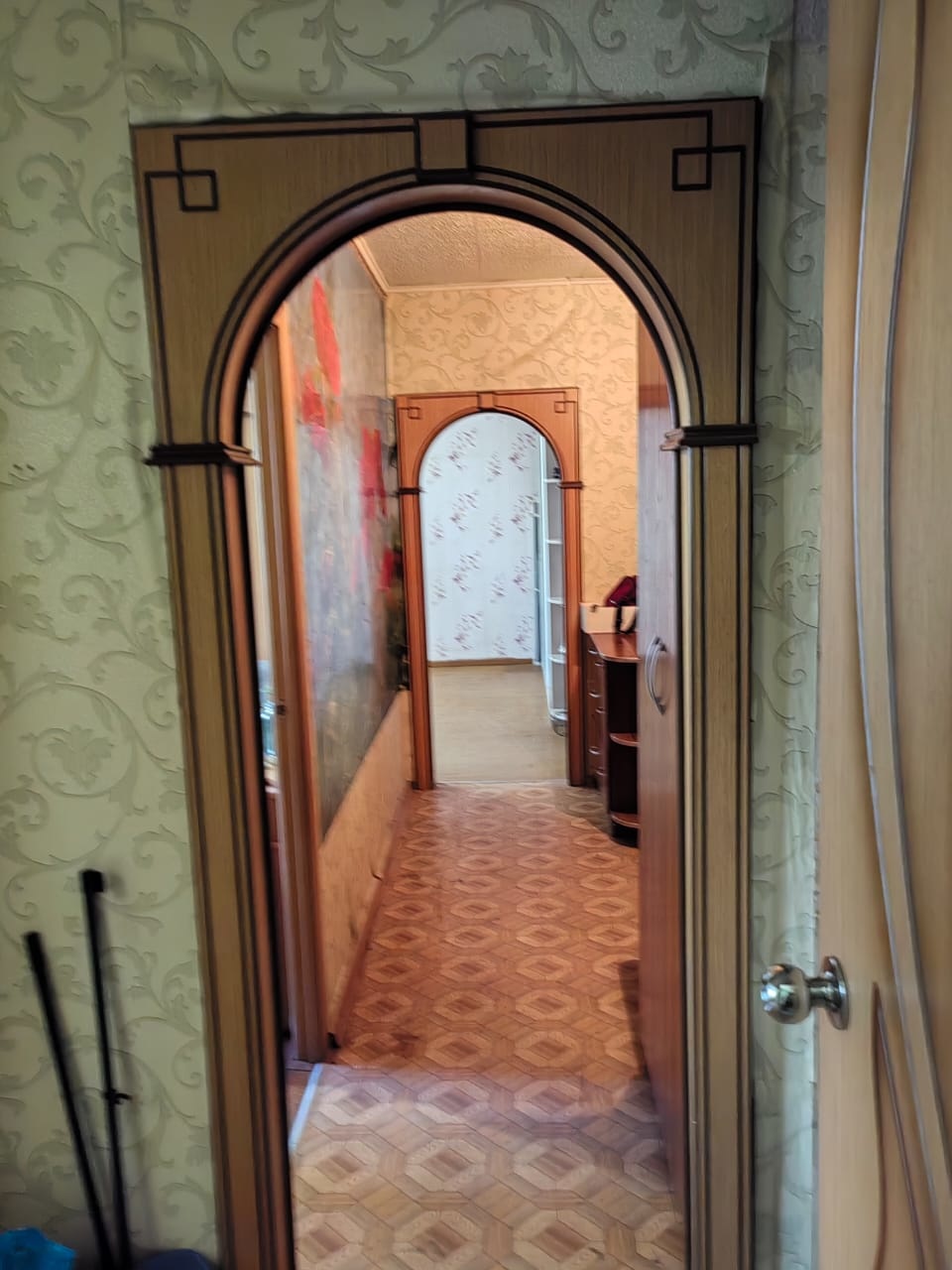 .Продается  просторная 2х-комнатная квартира на 5ом этаже 9ти этажного  панельного дома-в Китайской стене.
Общая площадь квартиры 33.8 м2, комнаты раздельные, кухня -8 м2 с электроплитой. 
В квартире установлены современные окна и межкомнатные двери. В окнах открываются обе створки, что очень удоб