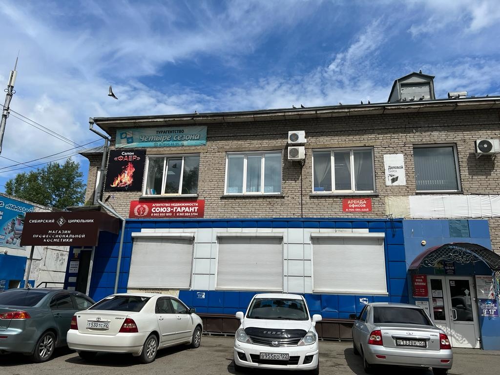 Продаётся коммерческое помещение, расположенное на красной линии — отличное место для бизнеса с высокой проходимостью. Основные характеристики: Подвальное помещение: 55 м² (используется под магазин). Второй этаж: 230 м² (расположены офисные помещения), оборудован санузлом, имеется горячая и холодная