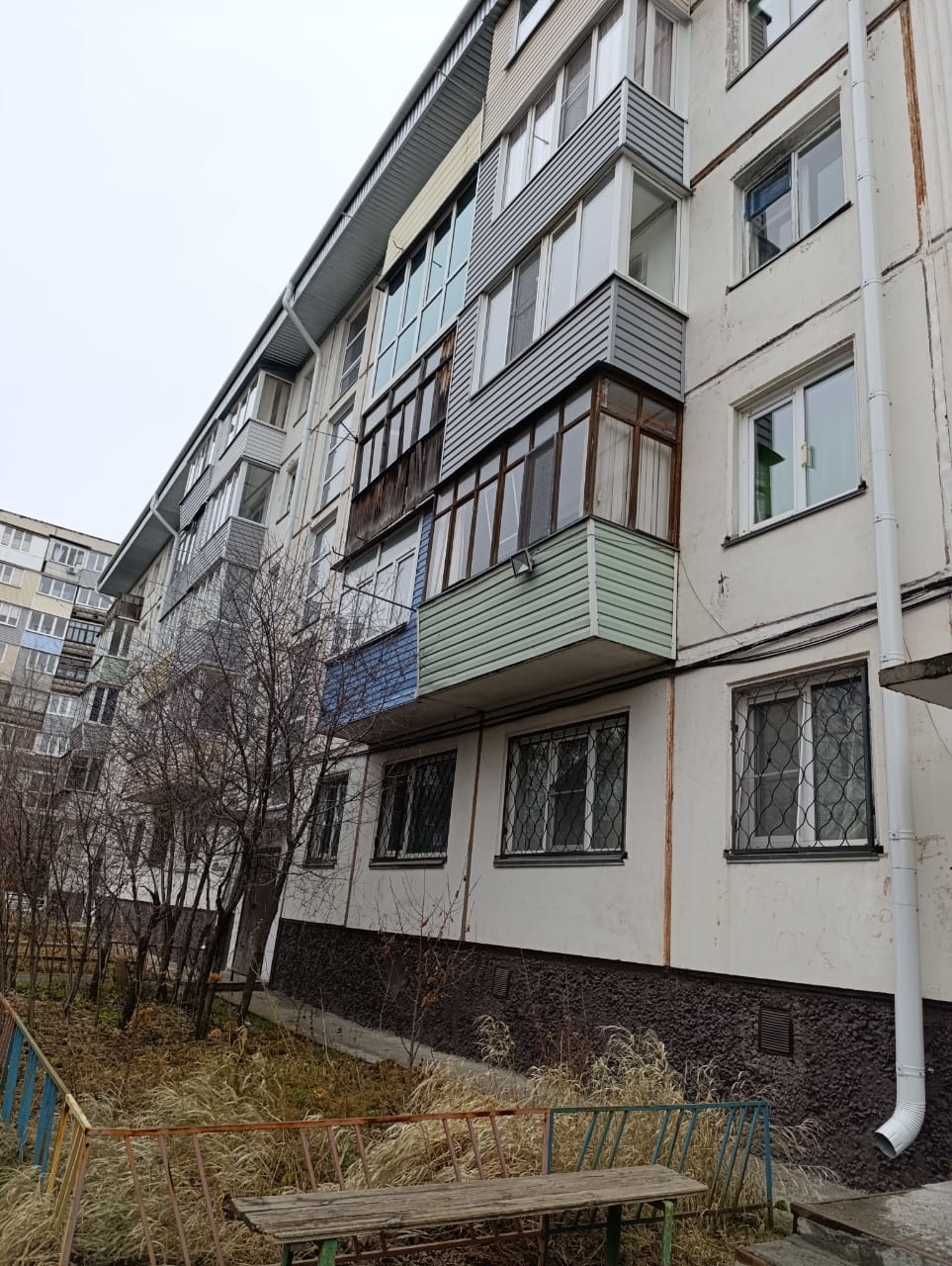 Двухкомнатная квартира в районе Приобья заинтересует тех, кто любит начинать с чистого листа и делать ремонт под свои запросы.

Отличное месторасположение относительно инфраструктуры. 
В шаговой доступности: школа №3, детский сад, магазины и торговые центры, больница и детская поликлиника, а также