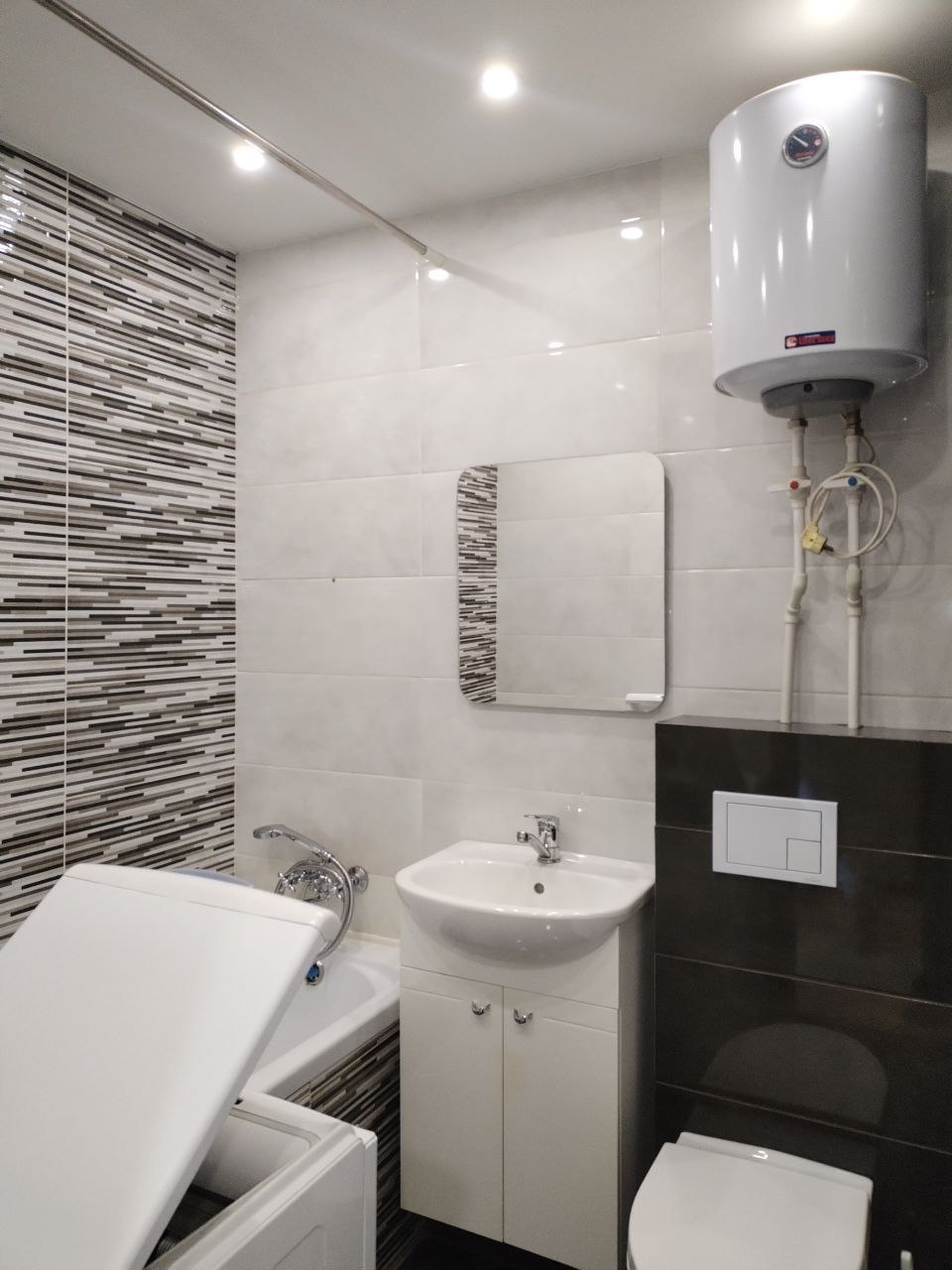 Продаётся уютная однокомнатная квартира в панельном 9-этажном доме, расположенном в экологически чистом районе города. Рядом хвойный лес и река — идеальное место для любителей природы и спокойствия.
Квартира с хорошим ремонтом: выровненные стены и потолки, пластиковые окна, поменяна система отоплени