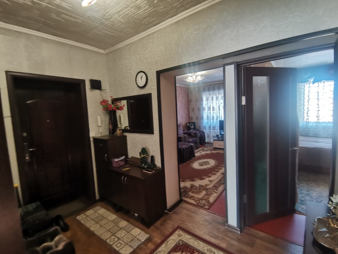 Продается просторная трехкомнатная квартира в экологически чистом и спокойном районе нашего города. Кирпичный дом, толстые стены! Шатровая крыша! Все комнаты изолированы, выполнен косметический ремонт. На полу уложен качественный линолеум, установлены пластиковые окна. В санузле — кафель, душевая ка