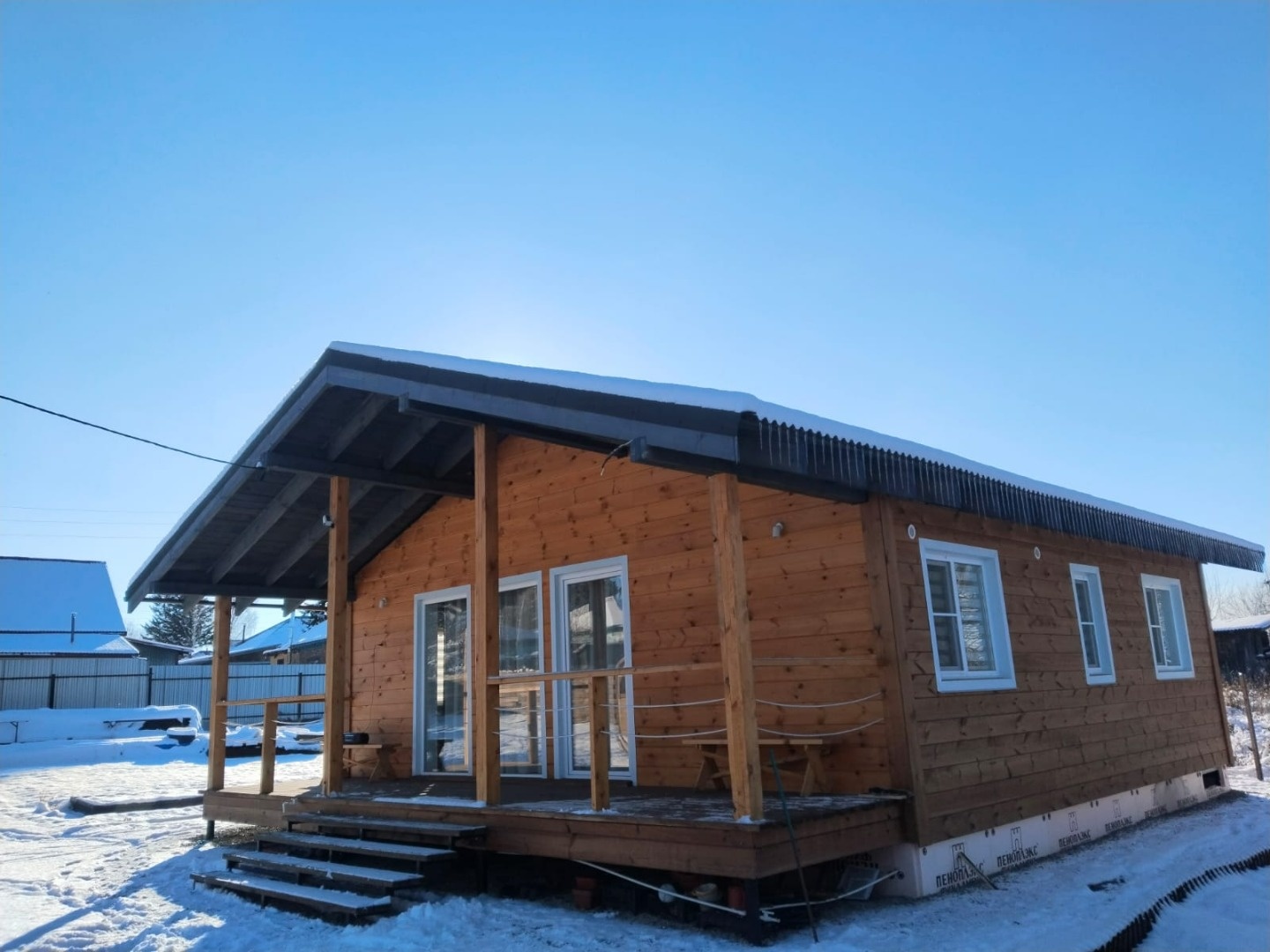     Предлагается к продаже дом 2024 года постройки (построен по современным финским энергосберегающим технологиям), общей площадью 64 м², расположенный на ровном, ухоженном, благоустроенном земельном участке 10 соток, огороженном новым забором. На территории участка мобильная баня-бочка.
     Дом со