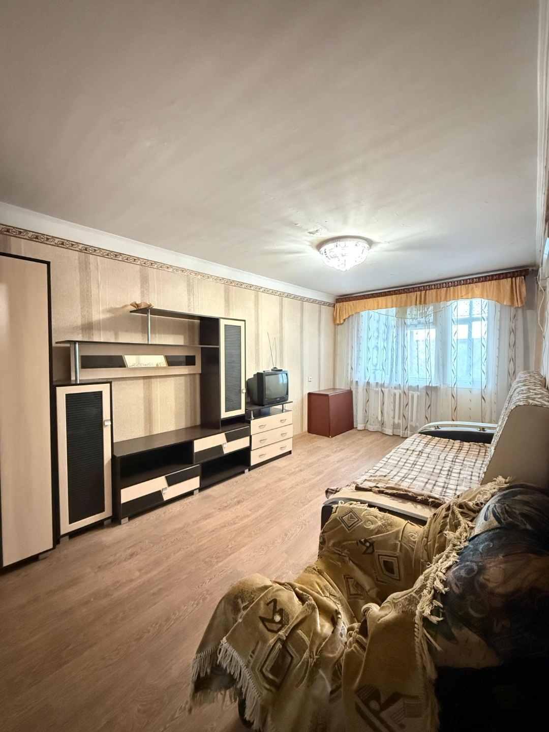 Вашему вниманию представлена 3-х комнатная квартира, в тихом и спокойном районе нашего города. Тихие соседи, чистый подъезд. Квартира требует ремонта. Комнаты смежно-изолированные. Раздельный сан узел. 2 пластиковых окна, остальные деревянные. Чугунные и пластинчатые радиаторы отопления, в квартире 