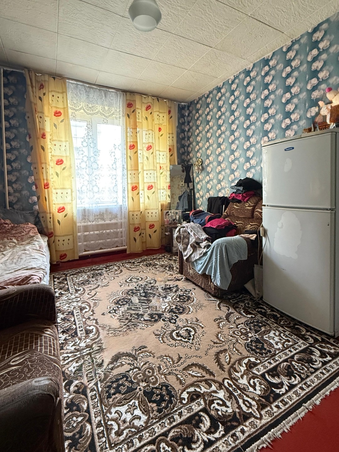 Вашему вниманию представлена уютная комната общежития, в спокойном районе нашего города. Дом кирпичный, что является несомненным плюсом! Пластиковое окно, чугунная батарея. В комнату проведена горячая и холодная вода, установлена душевая кабина. Тамбур на 3-х хозяев с общим туалетом. Удобное располо