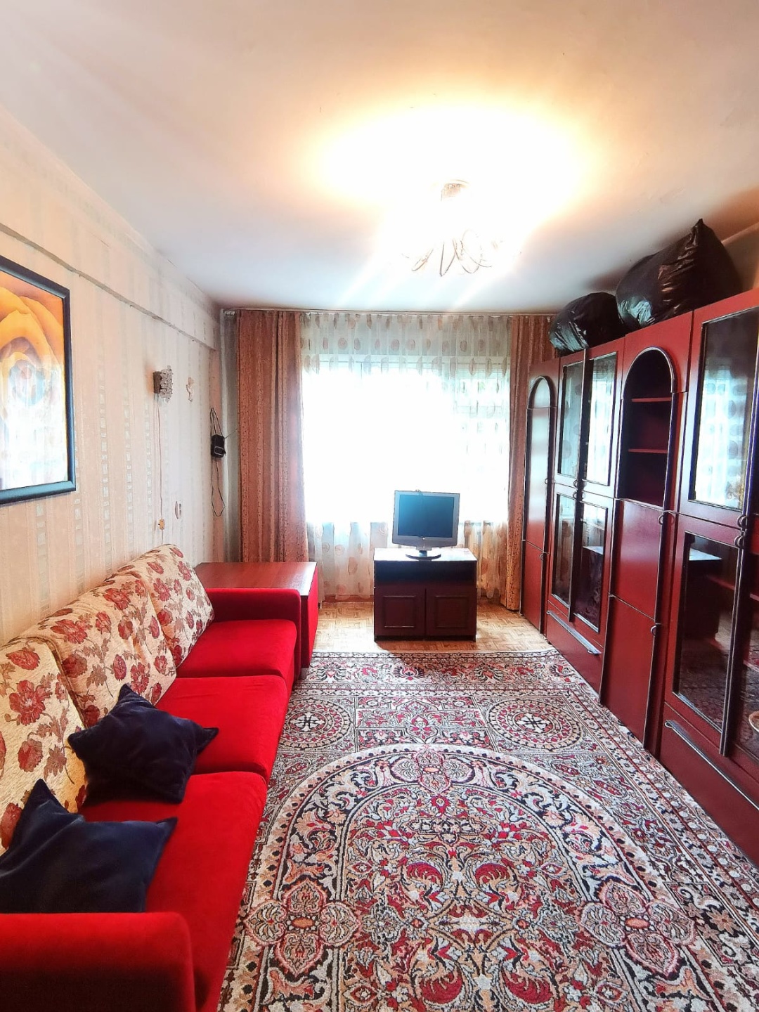 
 Вашему вниманию предоставлена уютная, просторная квартира, в востребованном районе нашего города, с хорошей транспортной развязкой. Стоимость квартиры реальная и адекватная, без наших завышенных хотелок, соответствует локации и состоянию квартиры. Удобное расположение дома вся инфраструктура в шаг