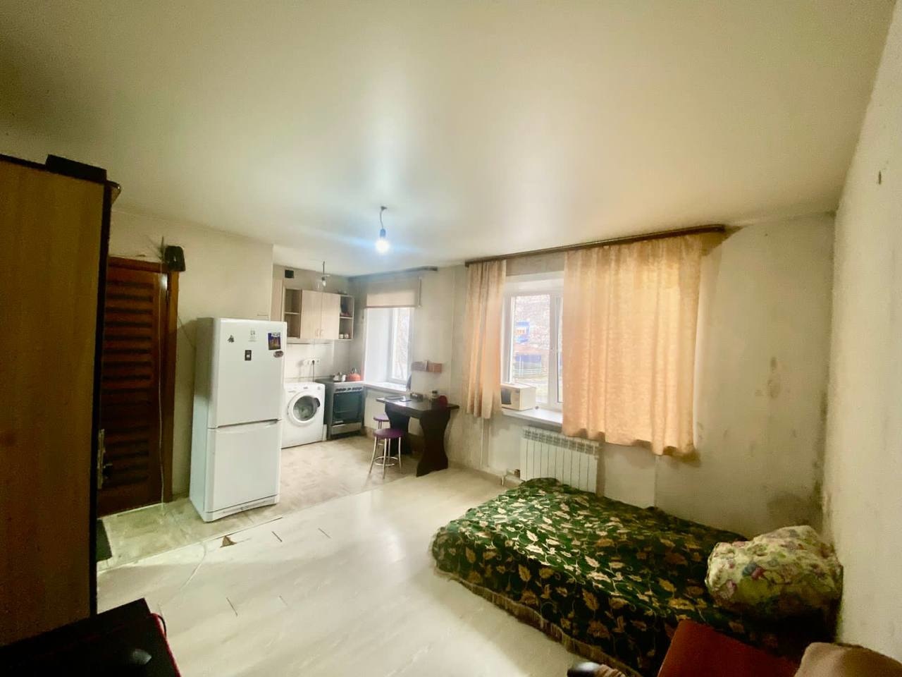 Продам Отличный Бюджетный Вариант Квартиры !!!
Квартира расположена на втором этаже трехэтажного кирпичного дома .
Окна пластик , стены , потолки ровные , санузел кафель , радиаторы новые ( ЗАЕЗЖАЙ И ЖИВИ )!!!
Дом кирпичный , теплый , соседи порядочные , крыша новая , в 2026 году запланирован ремонт