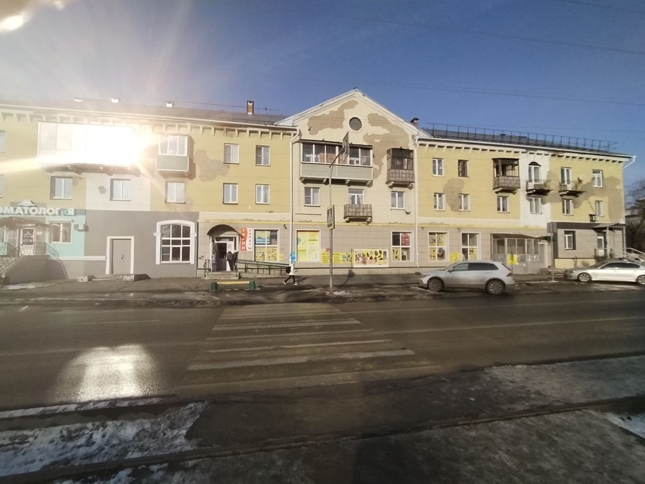 Эксклюзивный вариант!

     Вашему вниманию представлена уютная, просторная, тёплая 2-х комнатная квартира в трехэтажном кирпичном доме «Сталинка»! Такие дома характеризуется монументальностью, высокими потолками (от 3 метров), большими площадями квартир, метровой толщиной стен, использованием кирпи