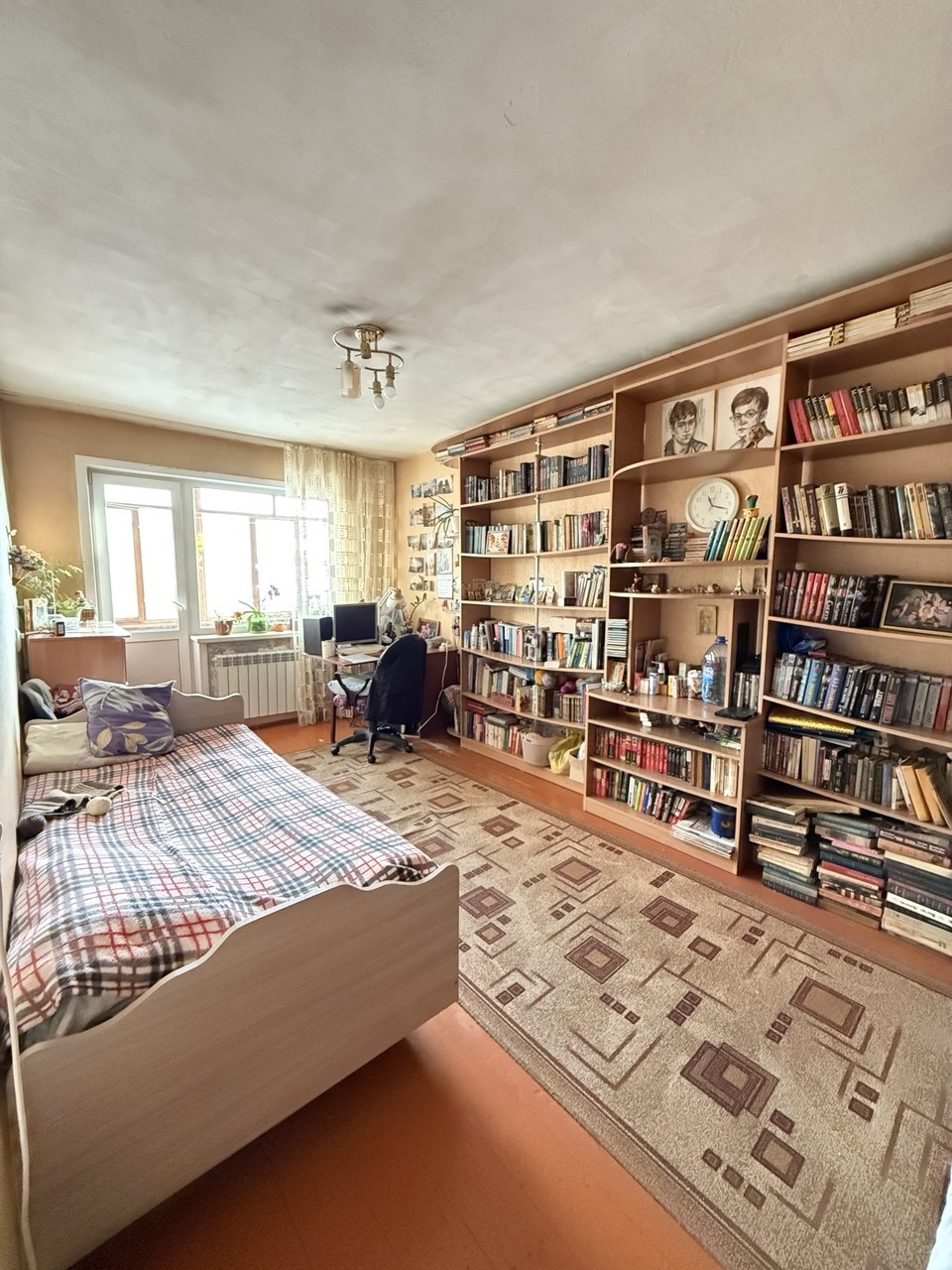 Вашему вниманию представлена светлая, 2-х комнатная квартира, в тихом и спокойном районе нашего города. Квартира требует ремонта. Последний ремонт был произведен в 2013 году, а именно: установлены  пластиковые окна, заменены электрическая проводка, водяные стояки и установлены радиаторы отопления с 