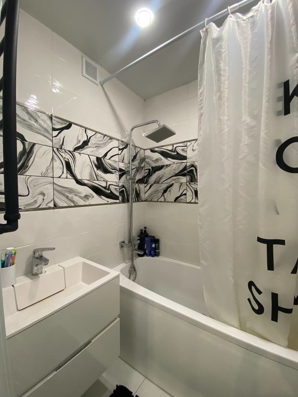 Продается квартира, состоящая из двух комнат, с отличным ремонтом расположенная на 1 этаже 9 жилого панельного дома. 

Квартира с современным ремонтом, выполненным из высококачественных материалов. 
Квартира оформлена в стильном и лаконичном дизайне, который покоряет своей элегантностью и функционал