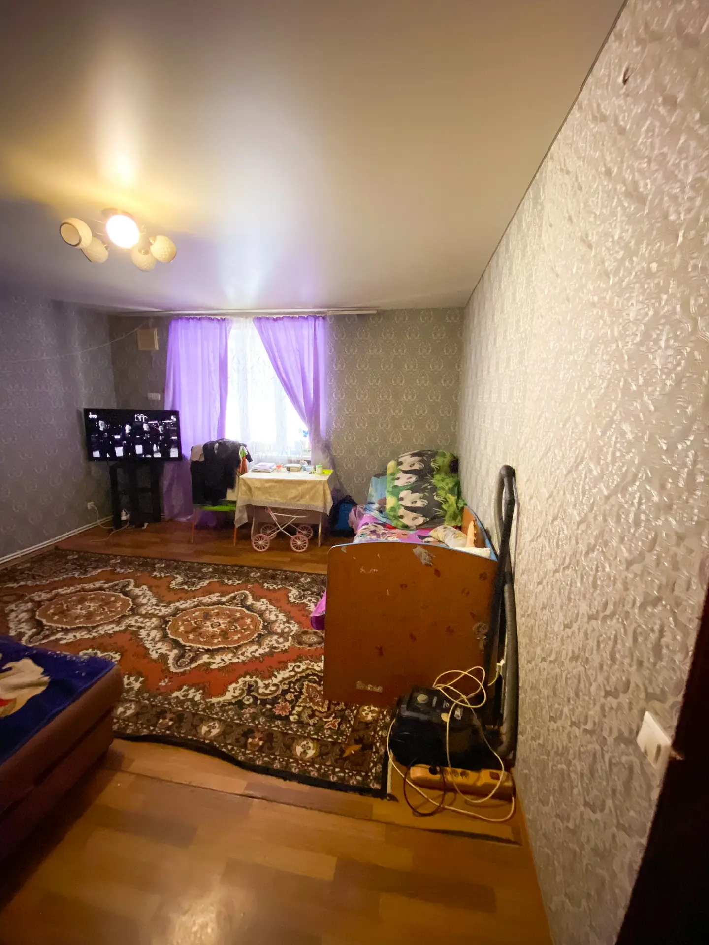 Продается уютная двухкомнатная расположенная на 1 этаже трехэтажного дома 2012 года постройки. 
Состояние квартиры среднее. Комнаты просторные изолированные с большой кухней, раздельный санузел. 
Отличная локация. Дом расположен в самом экологически чистом районе нашего города окруженном лесополосой