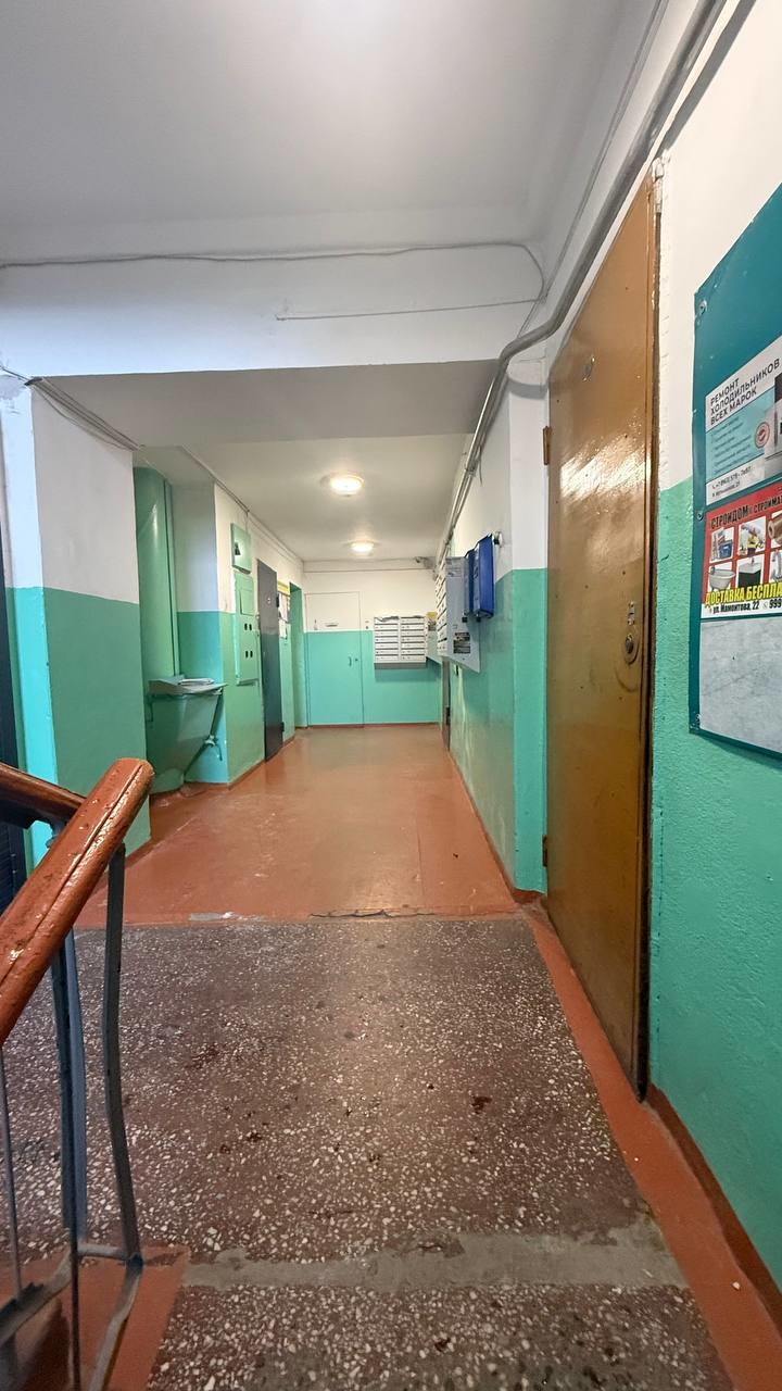 К продаже представлена однокомнатная квартира на 1 этаже 9-ти этажного дома кирпичного дома. 
Характеристики:
- Площадь: 40.6 м²
- Кухня: 8 м²
- Окна пластиковые
- Лоджия: застеклена, большая и просторная
- Состояние: требуется ремонт
- Система отопления: заменена
- Имеется 2 большие встроенные гард