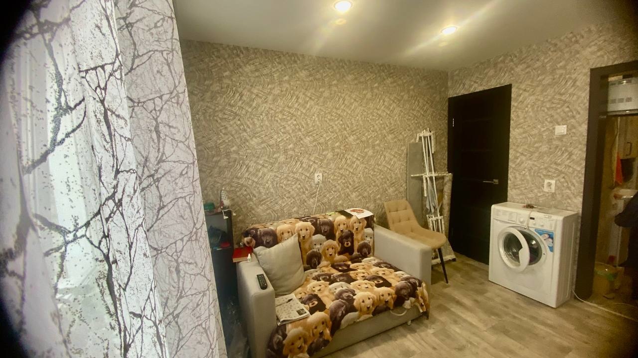 ПРОДАМ - ОТЛИЧНЫЙ , БЮДЖЕТНЫЙ ВАРИАНТ МАЛОГОБАРИТНОЙ КВАРТИРЫ !!!
В квартире сделан ремонт ( натяжные потолки , новое пластиковое окно , дорогой линолеум , качественные входные и межкомнатные двери .
Санузел раздельный , есть своя вместительная кладовая .
Подъезд чистый , соседи порядочные ( алкогол