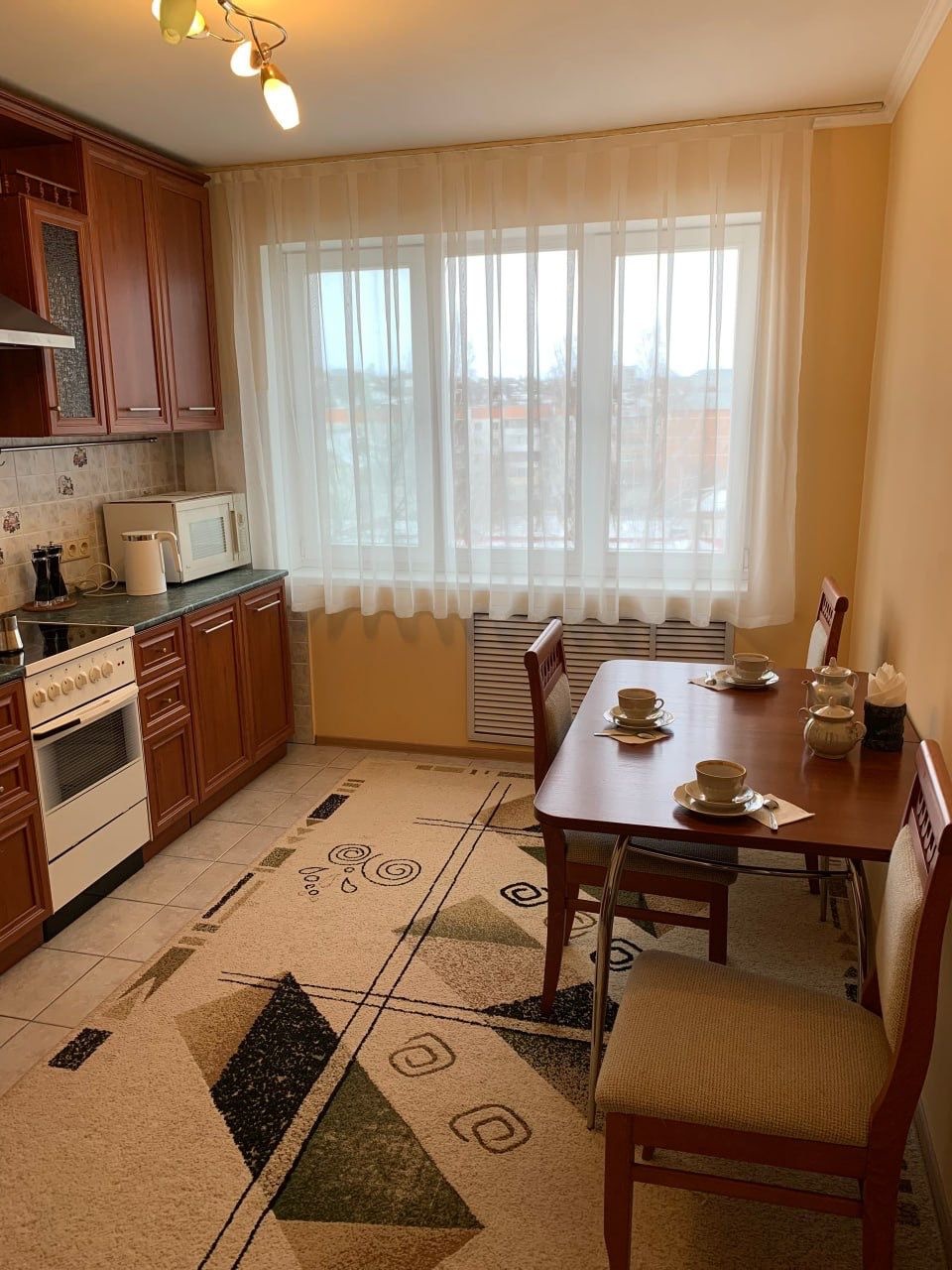 В продаже 3-комнатная квартира улучшенной планировки в городе-курорте Белокуриха.
Удобная локация: дом расположен вдали от шума дорог.
В шаговой доступности: школа, детский сад, спорткомплекс, детская горнолыжная школа, супермаркеты, рядом курортная зона.
Квартира общей площадью 68, 5 кв. метра.
П