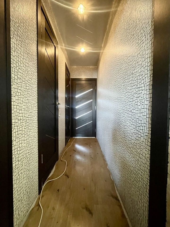 ПРОДАМ ОТЛИЧНЫЙ ВАРИАНТ ДВУХКОМНАТНОЙ КВАРТИРЫ - УЛУЧШЕНОЙ ПЛАНИРОВКИ !!!
Дом расположен в самом востребованном районе города - 23 микрорайон !!!
В квартире сделан косметический ремонт , комнаты изолированные .
Соседи порядочные , подъезд чистый , придомовая территория ухоженная , в шаговой доступно