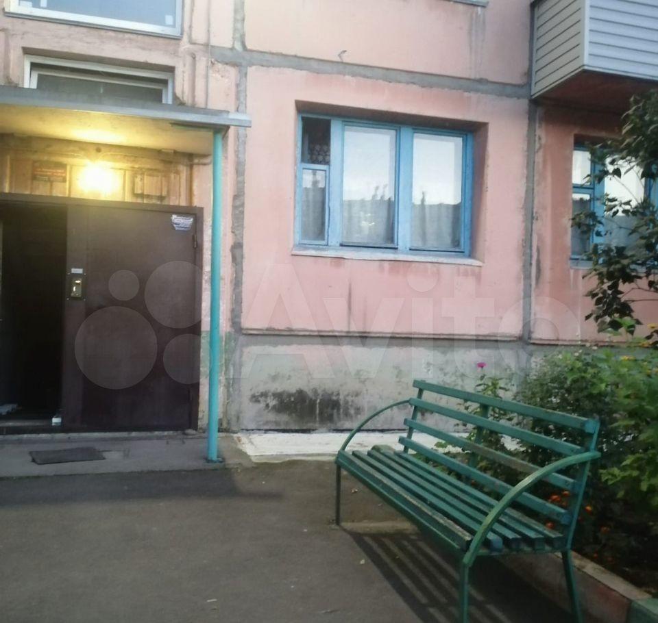 Квартира от собственника. Требуется ремонт(но в  ванной и туалете положена свежая плитка), жила бабушка. Торга нет.