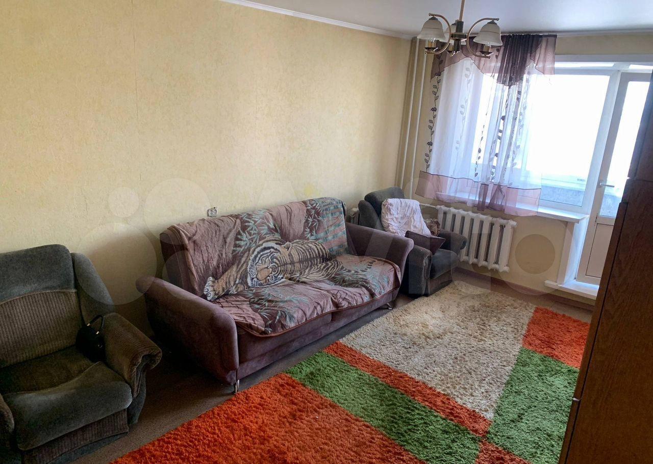 Остановка, трамвай, автобус - 3 минуты ходьбы. Отдельный тамбур с дверью на 2 квартиры. Рядом детский сад, школа, больница через дорогу. 2 продуктовых магазины во дворе. Новый лифт, домофон, мусоропровод. Зимой квартира очень теплая. Тараканы не обитают.