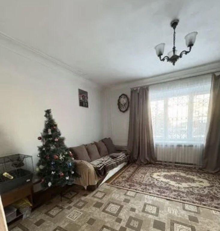 В продаже отличная трехкомнатная квартира , расположенная на первом этаже кирпичного трехэтажного дома. Дом находится в комфортном спальном районе , рядом есть все необходимое. 
Характеристики квартиры:
- Общая площадь 78,3 м2, этаж 1 из 3
- 3 изолированные комнаты площадью 20, 18 и 17 м2, просторна