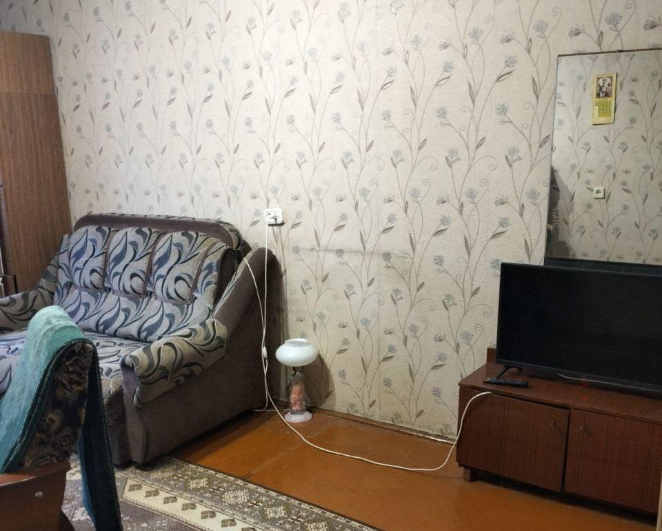 Собственник. Продается 2-комнатная квартира в Бийске на улице Воинов-Интернационалистов, 85. Квартира расположена на 1 этаже 5-этажного панельного дома, построенного в 1976 году. Рядом  сквер Ленинградский, парк ГДК с современной детской площадкой, стадион Прогресс, школы, детские сады и развива