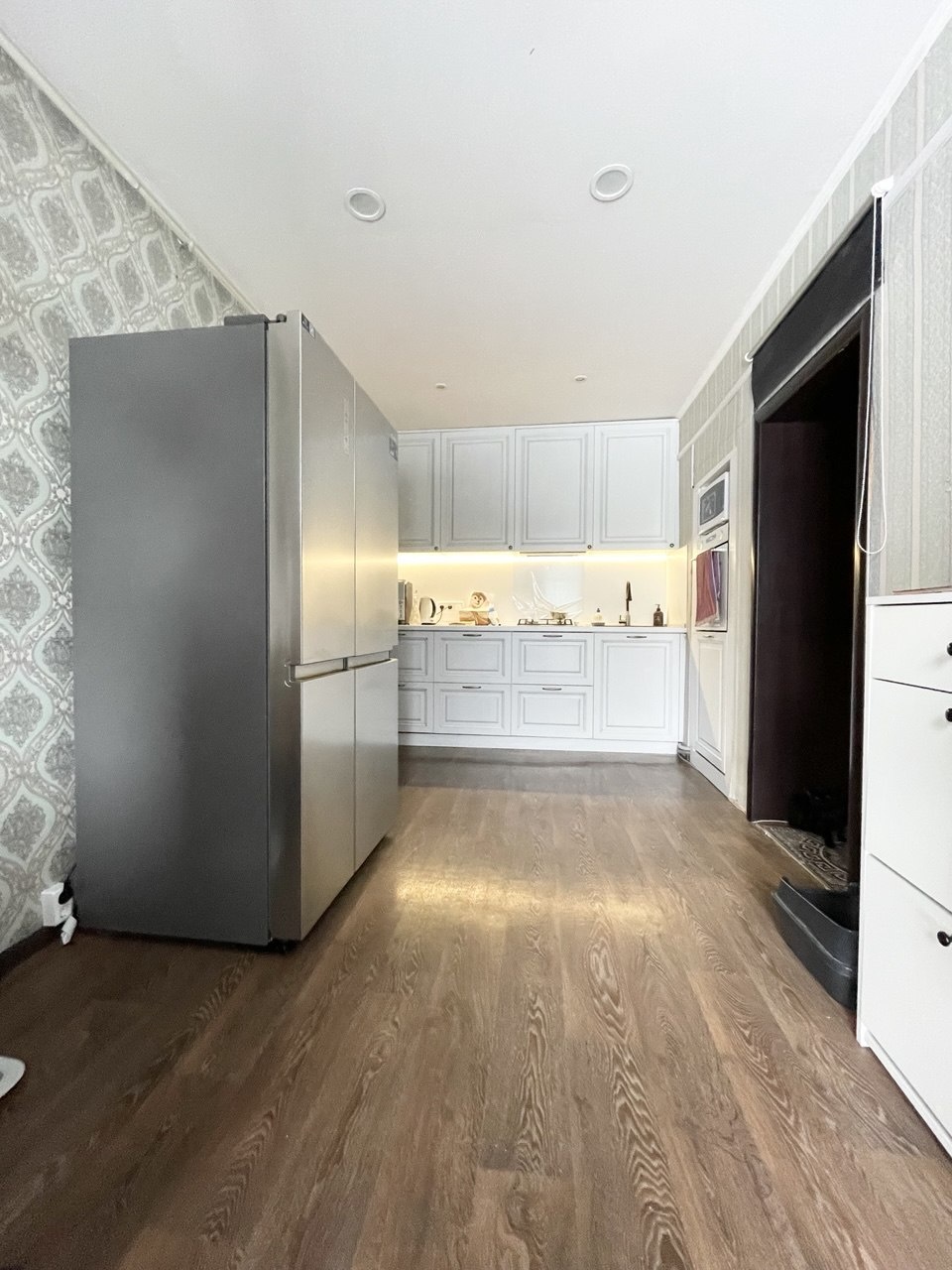 К продаже представлен отличный , теплый и уютный ДОМ в центре БАРНАУЛА !!! ( 1/2 дома ) .
В доме 4 просторные спальни , обеденная зона , кухня - холл , коридор , санузел раздельный ( ванная , туалет ) .
Потолки высокие , стены и полы выровнены , ровный земельный участок ,
гараж под 2 машины , погреб