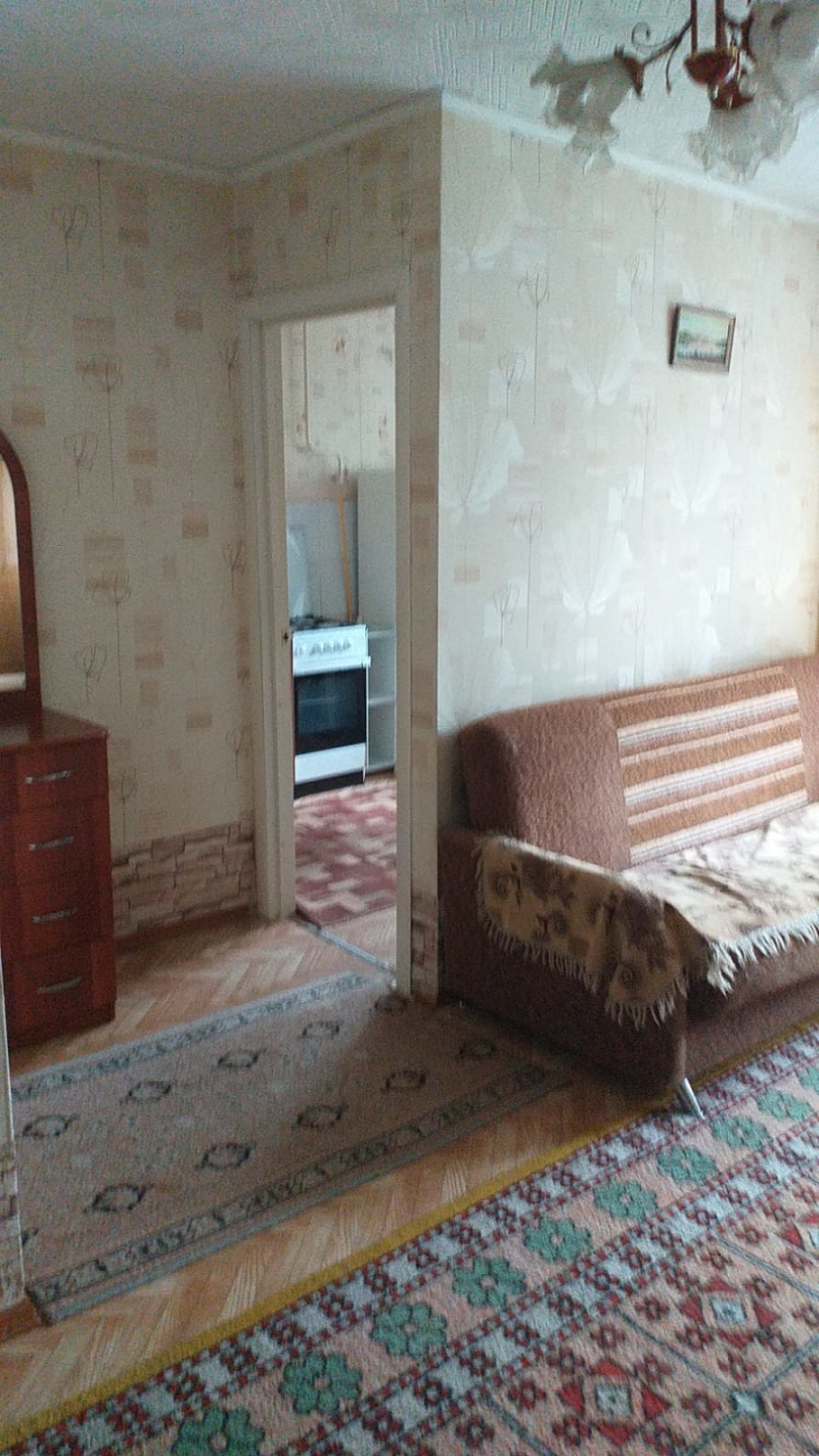 Сдается в аренду меблированная,  уютная , чистая  2х-комнатная квартира в самом центре Приобского района-около  Приобской ярмарки и больницы №4.
Квартира расположена на 1ом этаже 5ти этажного кирпичного дома.
В квартире имеется все необходимое для проживания: спальные места. шкафы для хранения оде