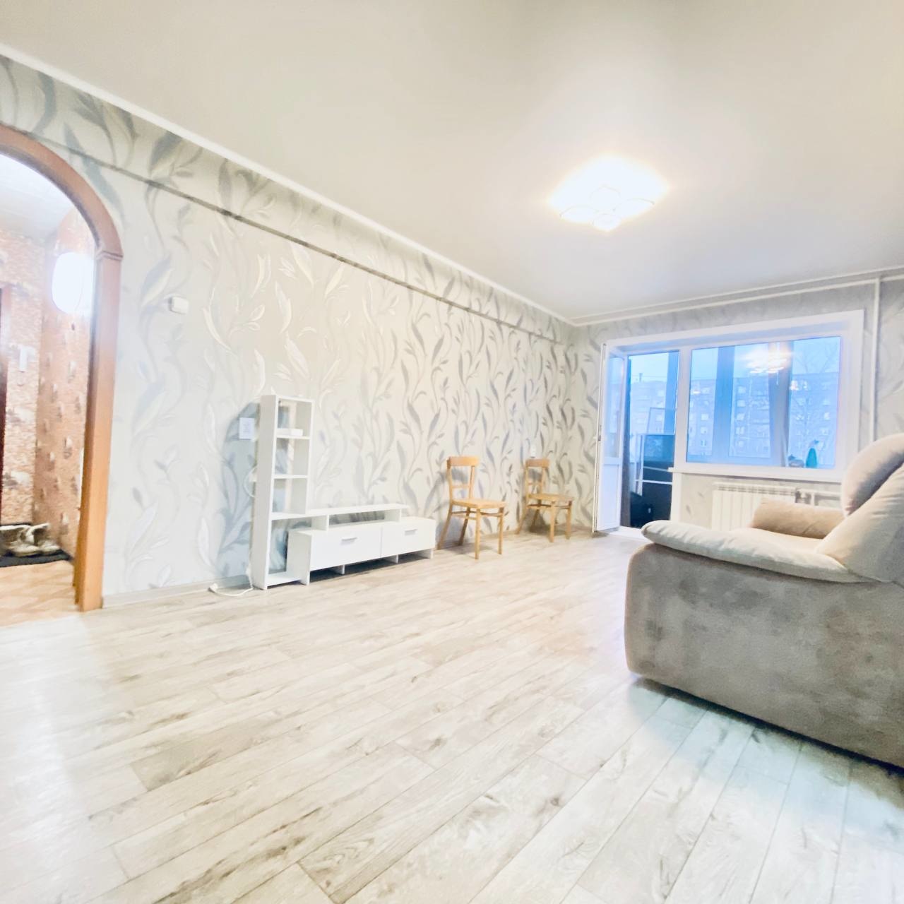 ПРОДАМ ОТЛИЧНЫЙ БЮДЖЕТНЫЙ ВАРИАНТ ТРЕХКОМНАТНОЙ КВАРТИРЫ !!!
Дом расположен в районе ( КИТАЙСКОЙ СТЕНЫ ), нооооооооо- большим плюсом является , что дом стоит не у дороги !!!
Квартира расположена на 4 этаже пятиэтажного дома .
Комнаты просторные и светлые , квартира очень теплая .
Соседи порядочное ,