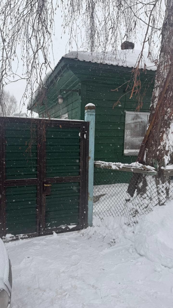Продается жилой дом ( 1/2 доля)   площадью 23 кв. м, расположенного на земельном участке 1.5 соток. Дом деревянный в хорошем состоянии, есть электричество, вода, отопление (печь), по улице проходит газ. Вход отдельный, есть свой двор, баня. Удобное расположение, рядом есть автобусная остановка.