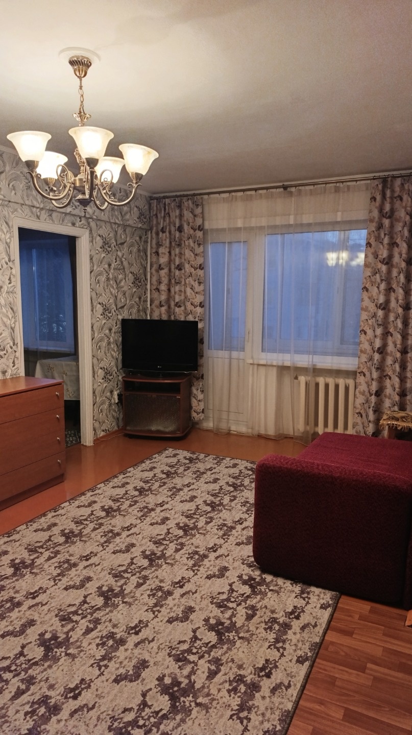 Сдается на длительный срок квартира, расположенная в лучшем районе города, квартал АБ.
Район с развитой инфраструктурой, рядом школа, Лицей, детский сад, магазины и торговые центры, остановка транспорта, спортивный клуб Заря, планетарий, сосновый лес, река Бия, пляж, картинг клуб, хоккейный клуб, др