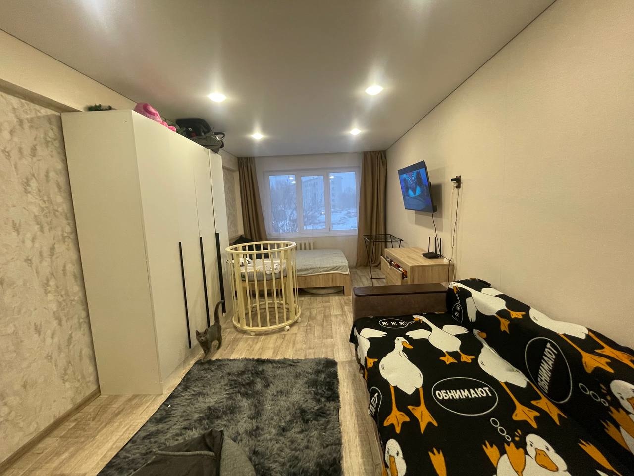 Продам отличный вариант просторной однокомнатной квартиры !!!
Квартира улучшенной планировки с просторным коридором и большой кухней !!!
Сделан косметический ремонт ( заезжай и живи )!!!
В квартире остается все как на фото кроме ( телевизора ) вся мебель новая ( включена в стоимость квартиры )!!!
Со