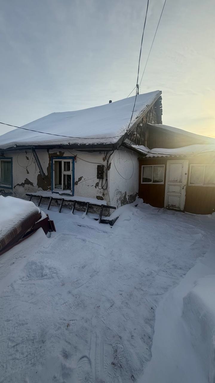 Продается дом на красной линии. Отопление печное, есть баня, воды нет!!! дом требует ремонта! Земельный участок и дом в собственности, один взрослый собственник