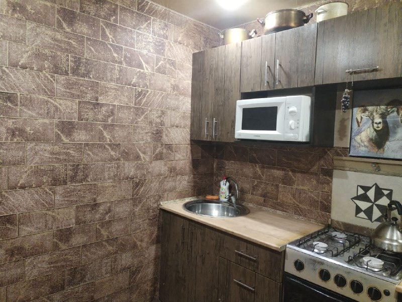     Предлагается к продаже однокомнатная квартира расположенная на первом этаже пятиэтажного газифицированного панельного дома. 
Квартира в хорошем техническом состоянии, с пластиковыми окнами, чистая, уютная, ванна облицована кафельной плиткой.   Дом расположен в районе с развитой инфраструктурой —