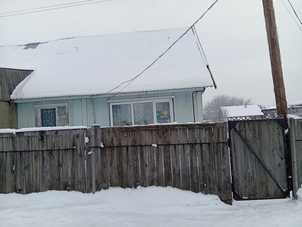 Продается благоустроенная квартира на земле в  газифицированном доме на два хозяина в пригороде Бийска- в поселке Новый.
Дом построен по финской технологии: каркас из дерева с утеплителем из минеральной ваты в три слоя, обшит ветрозащитной плитой, на высоком энергоэффективном фундаменте.
Крыша двухс