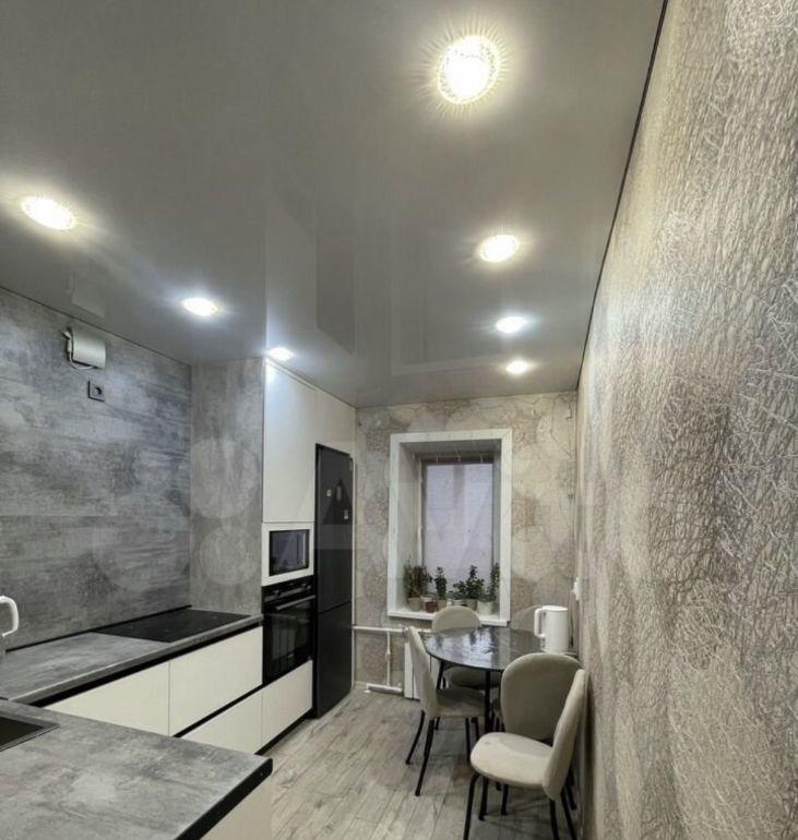 Продам 3 комнатную теплую квартиру в 5 этажном кирпичном доме, не угловая в середине дома. Удобная планировка, дополнительно есть кладовка/гардеробная. Остается кухонный гарнитур, бойлер, кондиционер. Не высокая коммунальная оплата.