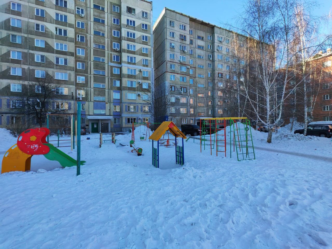 Продаётся 3-комнатная квартира в одном из лучших и престижных районов города! Просторная, светлая, с удобной планировкой, комнаты изолированные, большая кухня. Спокойные, хорошие соседи. В квартире установлены пластиковые окна, алюминиевые радиаторы, квартира в среднем техническом состоянии. Большая