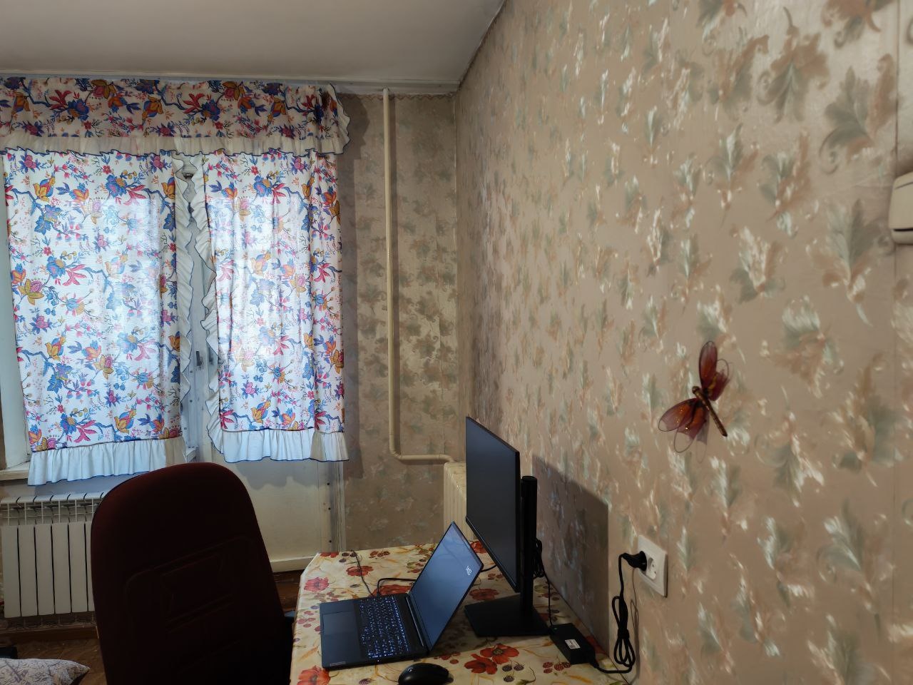 Продаётся 3-комнатная квартира в одном из лучших и престижных районов города! Просторная, светлая, с удобной планировкой, комнаты изолированные, большая кухня. Спокойные, хорошие соседи. В квартире установлены пластиковые окна, алюминиевые радиаторы, квартира в среднем техническом состоянии. Большая